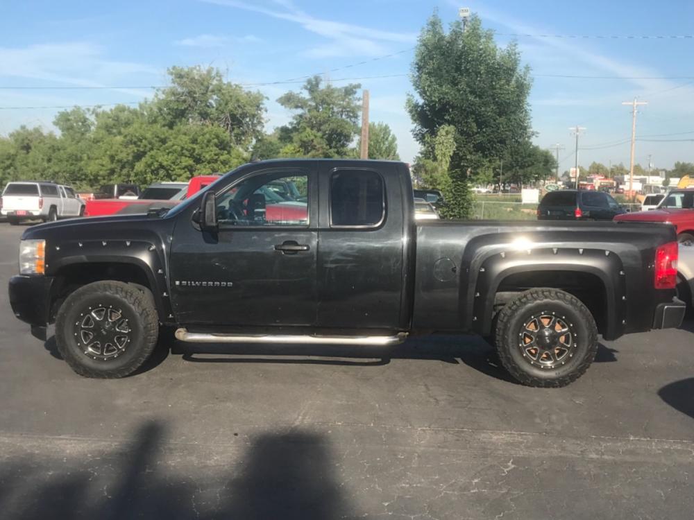 2009 Black /Black Chevrolet Silverado 1500 LT Ext. Cab 4WD (1GCEK19049Z) with an 5.3L V8 OHV 16V FFV engine, 4-Speed Automatic transmission, located at 813 E Fairview Ave, Meridian , ID, 83642, (208) 336-8230, 43.618851, -116.384010 - If you want a good pickup for cheap come take a look. This pickup has new tires, custom wheels, power drivers seat, power windows and locks. This truck runs and drives very well it will do whatever you want for a very long time. - Photo #0