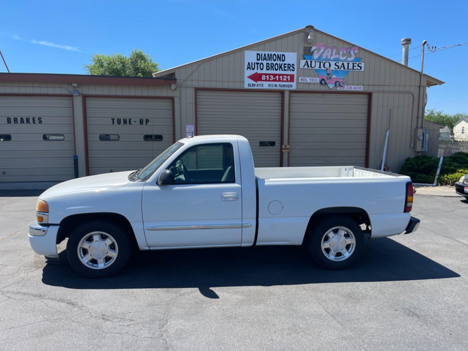 2005 /Grey GMC Sierra 1500 Short Bed 2WD (1GTEC14T85Z) with an 5.3L V8 OHV 16V engine, AT transmission, located at 813 E Fairview Ave, Meridian , ID, 83642, (208) 336-8230, 43.618851, -116.384010 - Photo #0