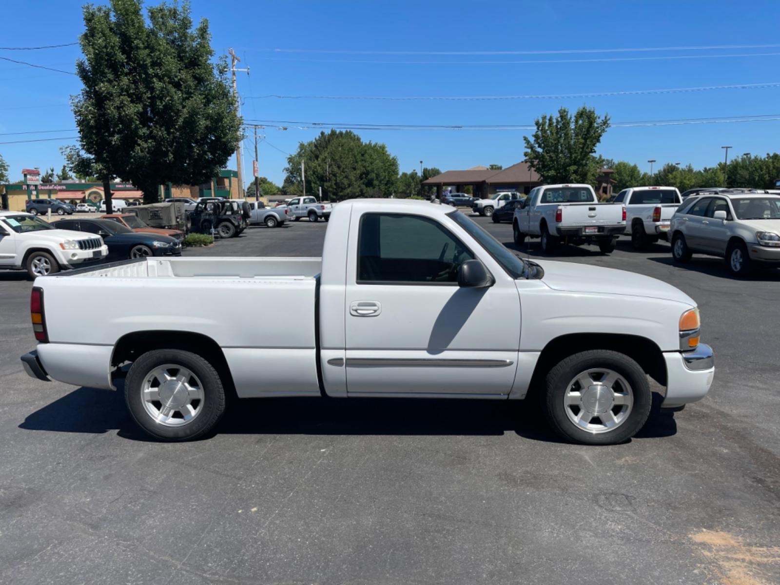 2005 /Grey GMC Sierra 1500 Short Bed 2WD (1GTEC14T85Z) with an 5.3L V8 OHV 16V engine, AT transmission, located at 813 E Fairview Ave, Meridian , ID, 83642, (208) 336-8230, 43.618851, -116.384010 - Photo #18
