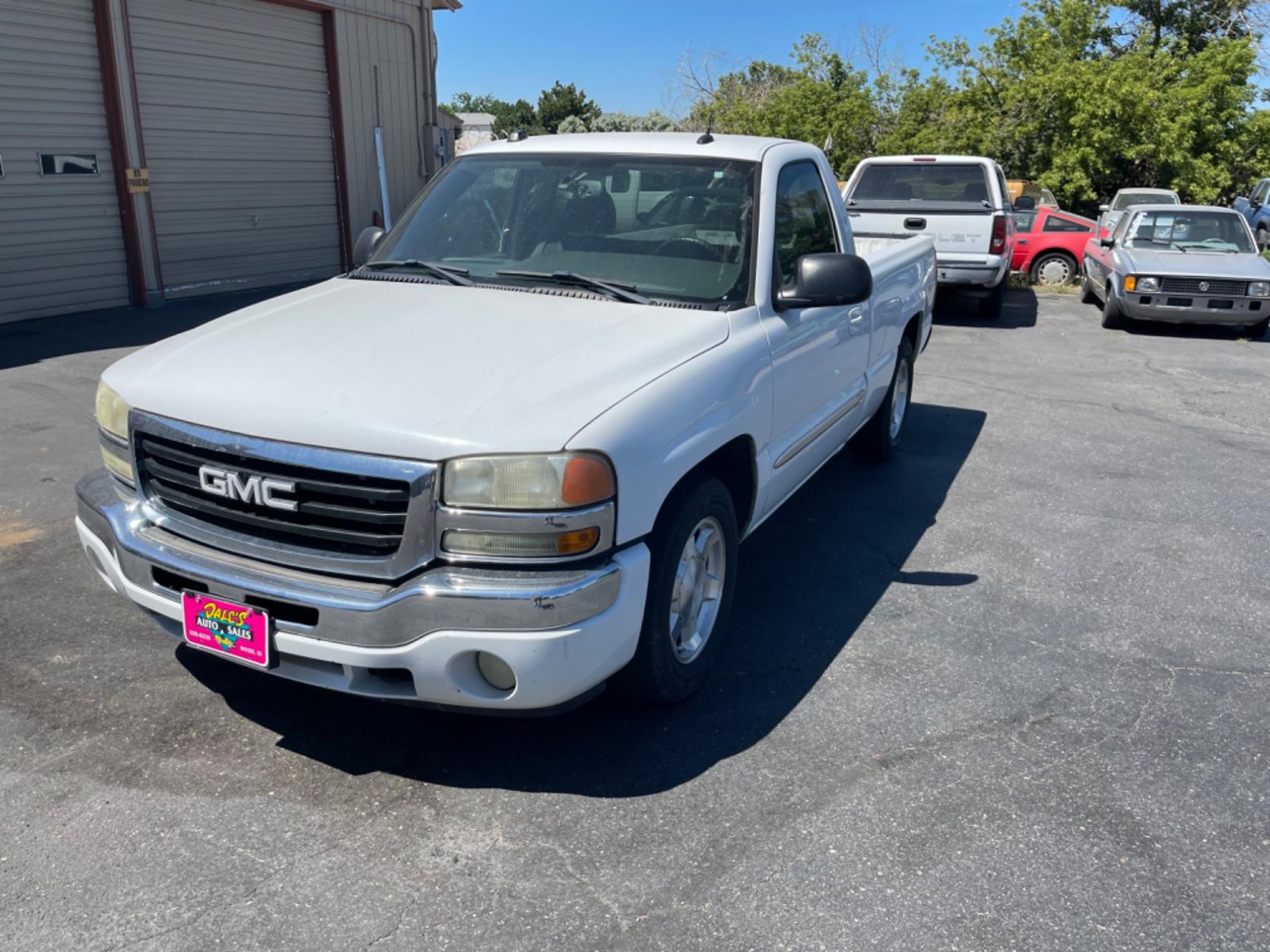 2005 /Grey GMC Sierra 1500 Short Bed 2WD (1GTEC14T85Z) with an 5.3L V8 OHV 16V engine, AT transmission, located at 813 E Fairview Ave, Meridian , ID, 83642, (208) 336-8230, 43.618851, -116.384010 - Photo #2
