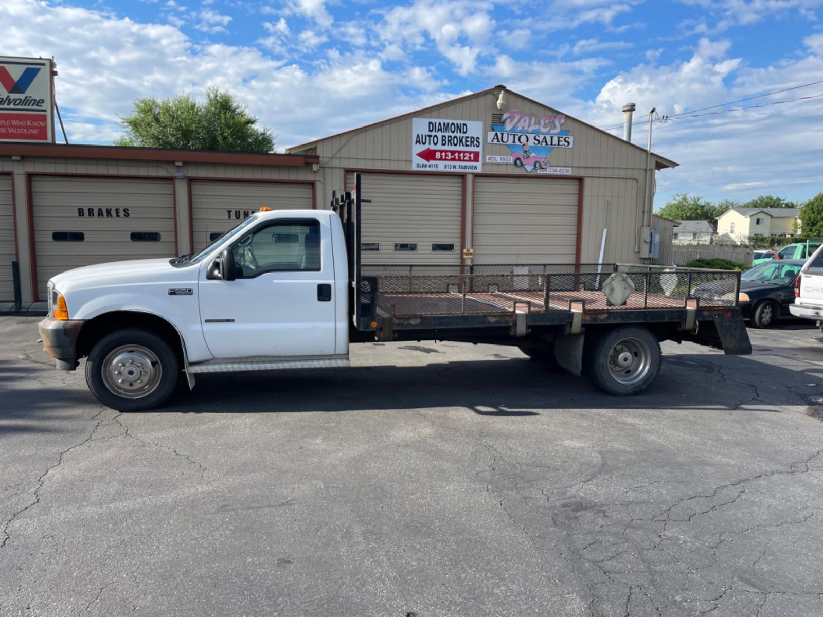 2001 Alpine White /Blue Ford F-550 Regular Cab 2WD DRW (1FDAF56F11E) with an 7.3L V8 OHV 16V TURBO DIESEL engine, AT transmission, located at 813 E Fairview Ave, Meridian , ID, 83642, (208) 336-8230, 43.618851, -116.384010 - Photo #0