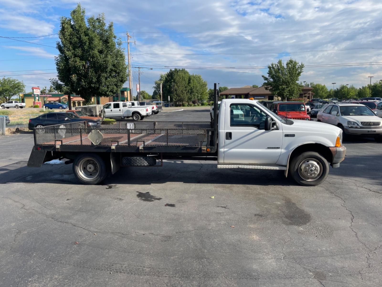 2001 Alpine White /Blue Ford F-550 Regular Cab 2WD DRW (1FDAF56F11E) with an 7.3L V8 OHV 16V TURBO DIESEL engine, AT transmission, located at 813 E Fairview Ave, Meridian , ID, 83642, (208) 336-8230, 43.618851, -116.384010 - Photo #4