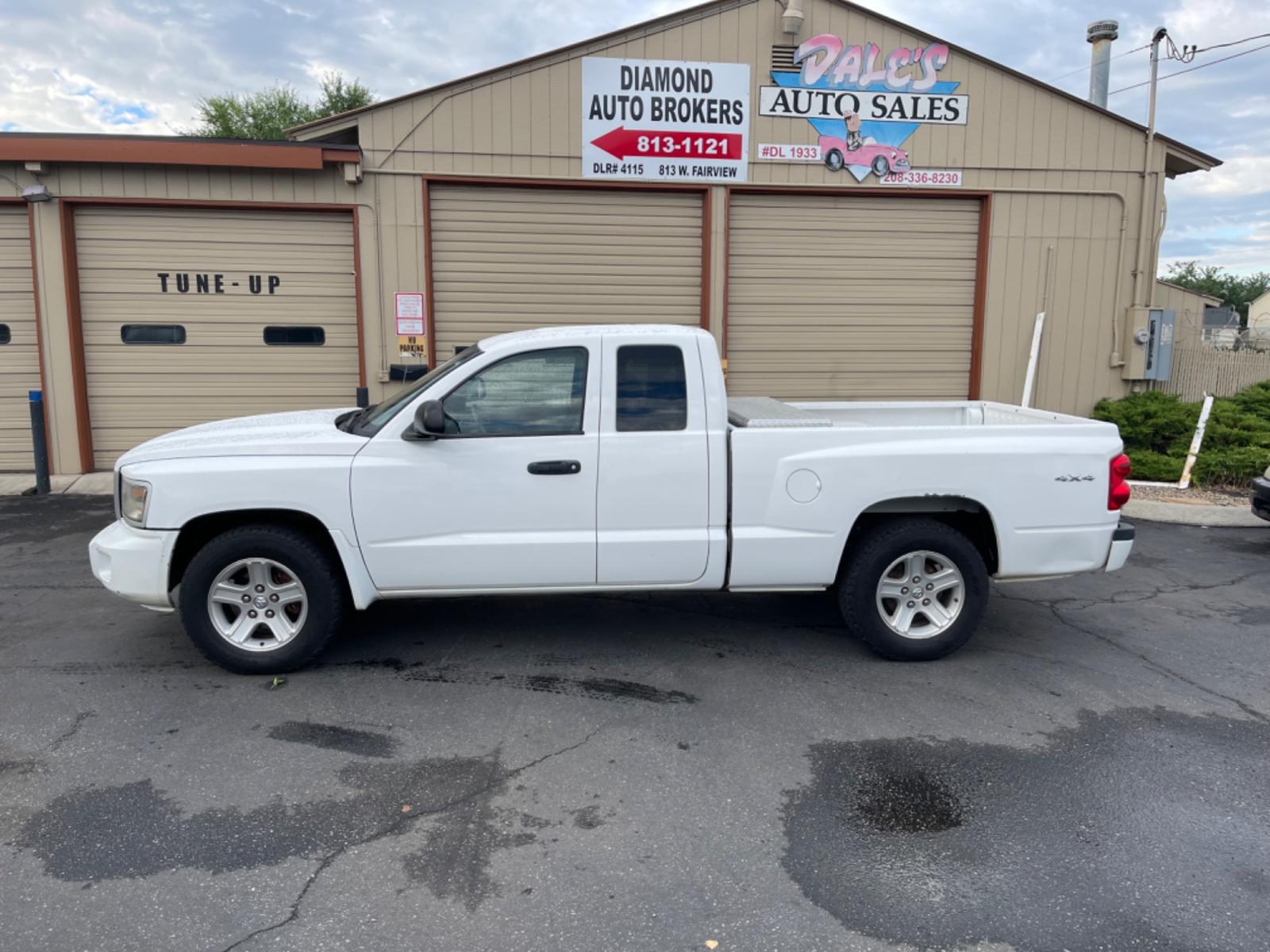 2011 Alpine White /Grey Dodge Dakota Big Horn (1D7RW3BK9BS) with an 3.7L V6 SOHC 12V engine, 4-Speed Automatic transmission, located at 813 E Fairview Ave, Meridian , ID, 83642, (208) 336-8230, 43.618851, -116.384010 - Photo #0