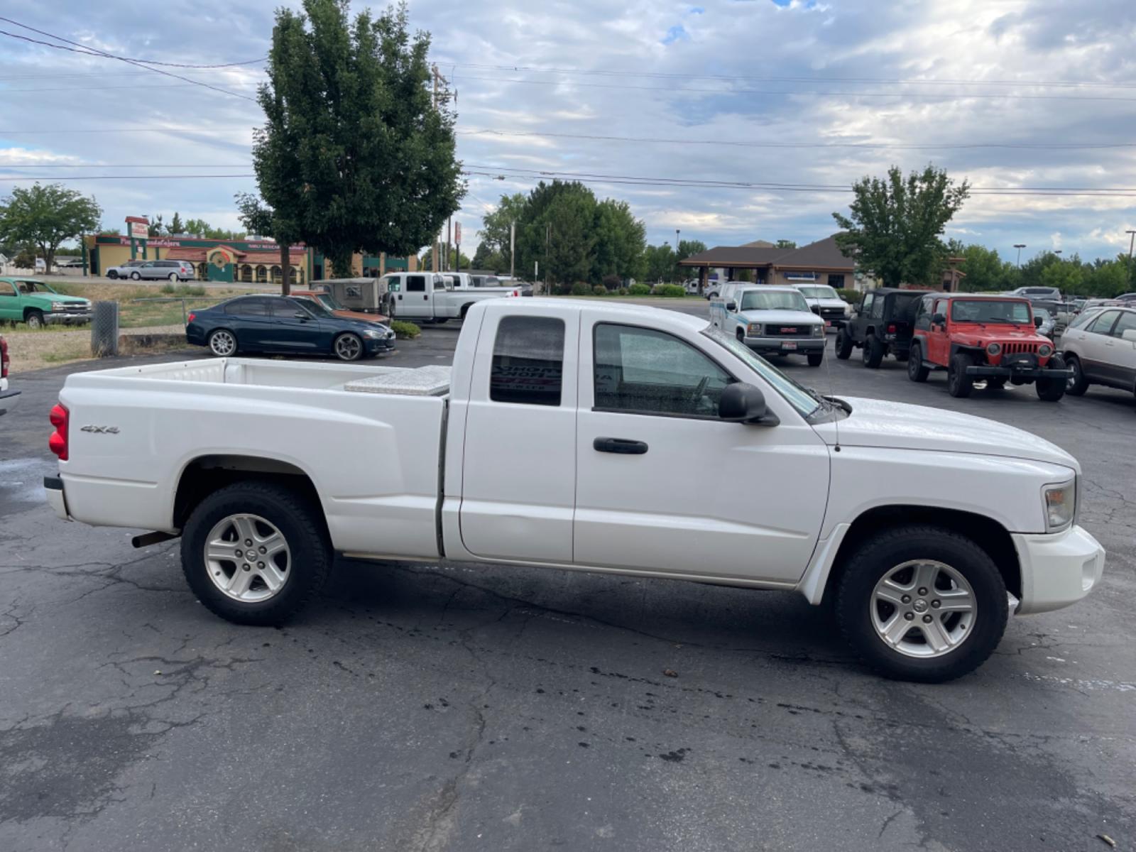 2011 Alpine White /Grey Dodge Dakota Big Horn (1D7RW3BK9BS) with an 3.7L V6 SOHC 12V engine, 4-Speed Automatic transmission, located at 813 E Fairview Ave, Meridian , ID, 83642, (208) 336-8230, 43.618851, -116.384010 - Photo #4