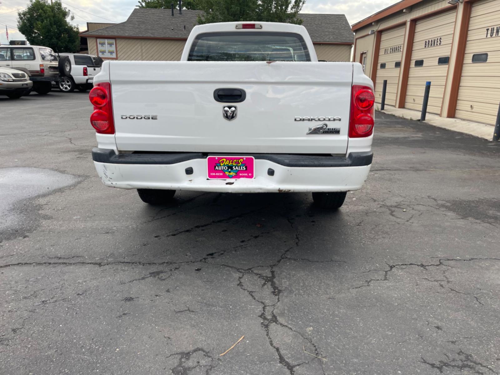 2011 Alpine White /Grey Dodge Dakota Big Horn (1D7RW3BK9BS) with an 3.7L V6 SOHC 12V engine, 4-Speed Automatic transmission, located at 813 E Fairview Ave, Meridian , ID, 83642, (208) 336-8230, 43.618851, -116.384010 - Photo #5