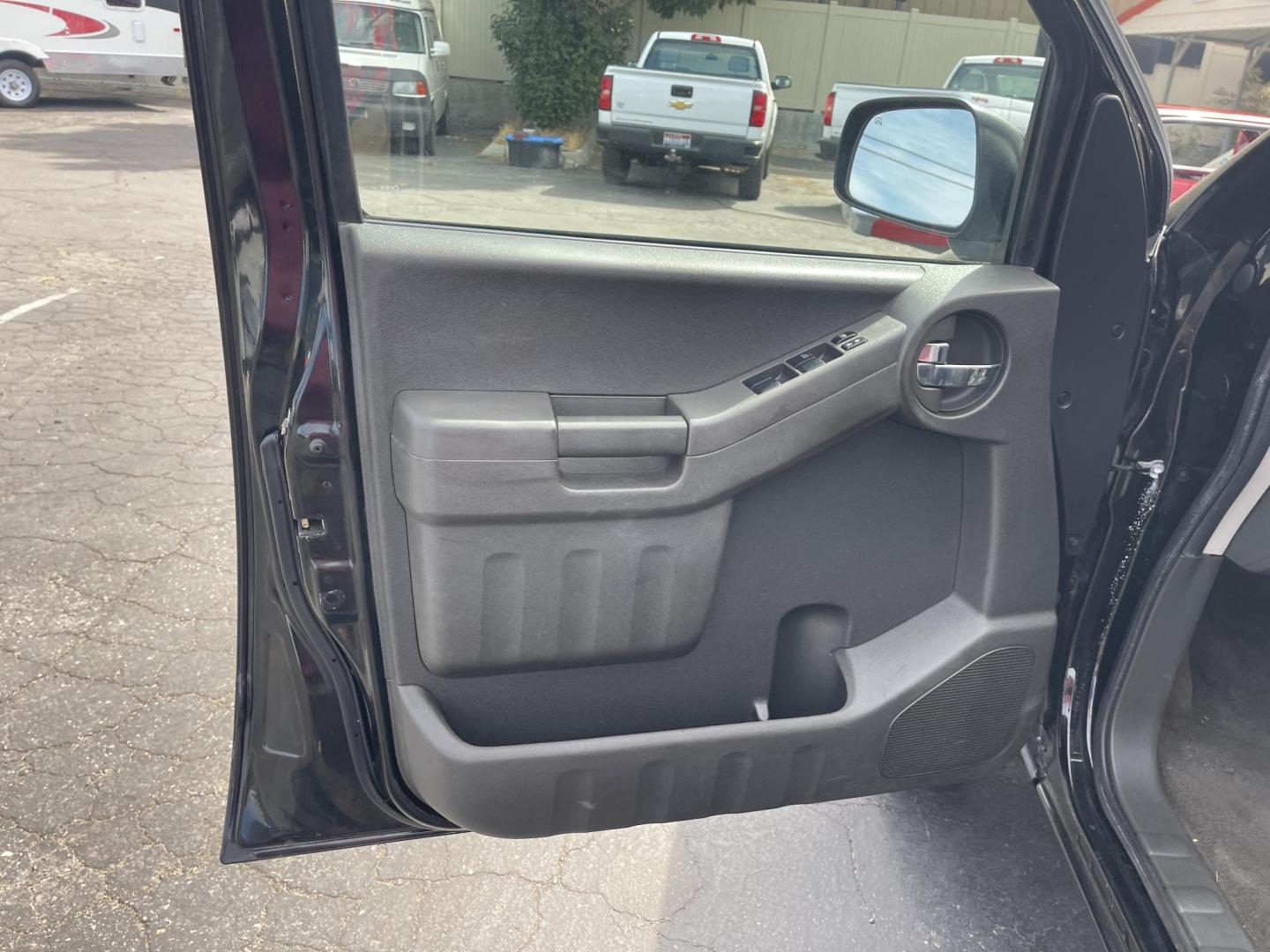 2015 Black /Grey Nissan Xterra PRO-4X (5N1AN0NW9FN) with an 4.0L V6 DOHC 24V engine, 5-Speed Automatic transmission, located at 813 E Fairview Ave, Meridian , ID, 83642, (208) 336-8230, 43.618851, -116.384010 - Photo#5