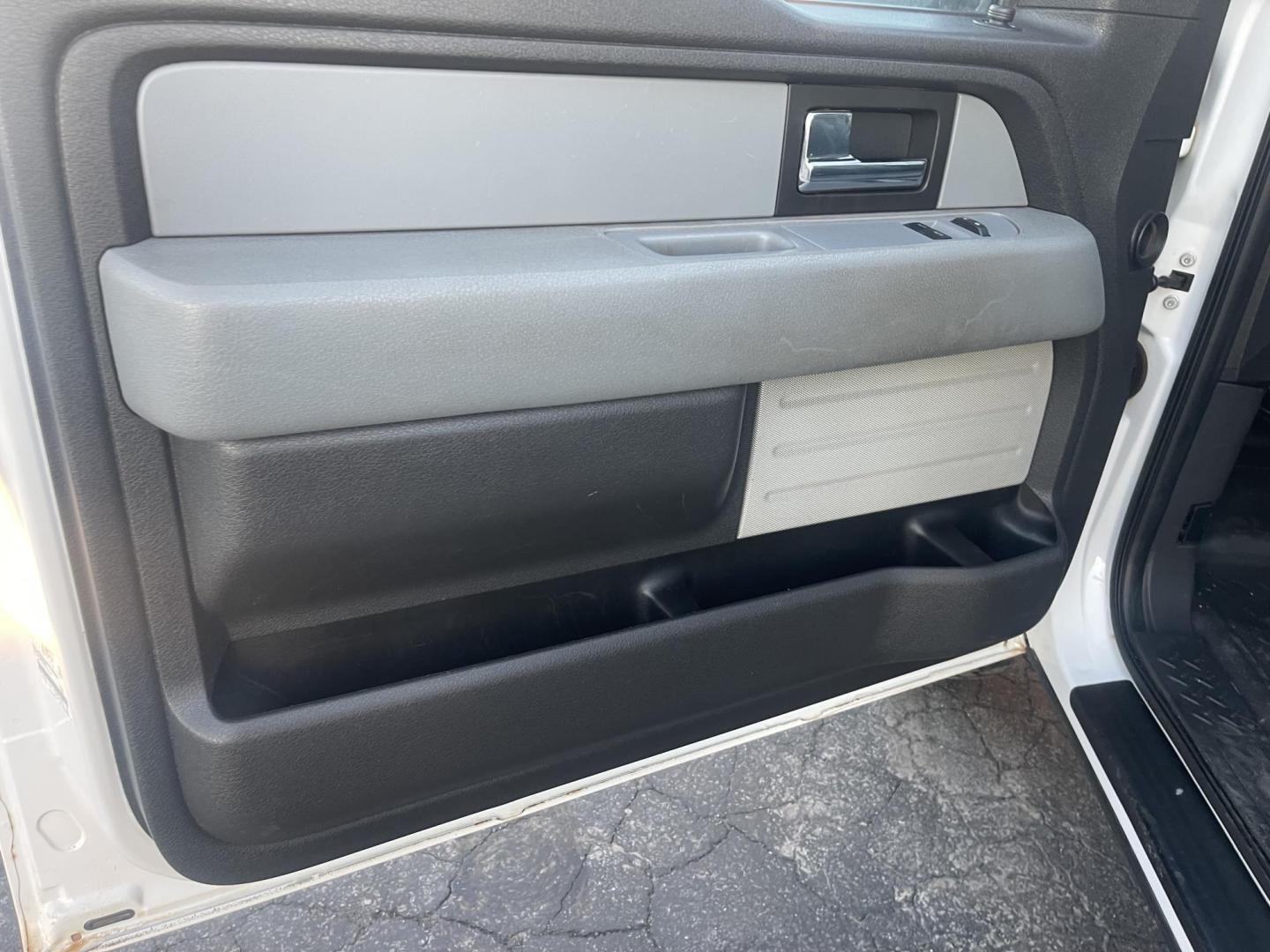 2014 Ford F-150 XL (1FTMF1EM3EK) with an 3.7L V6 DOHC 24V engine, 6-Speed Automatic transmission, located at 813 E Fairview Ave, Meridian , ID, 83642, (208) 336-8230, 43.618851, -116.384010 - Photo#5
