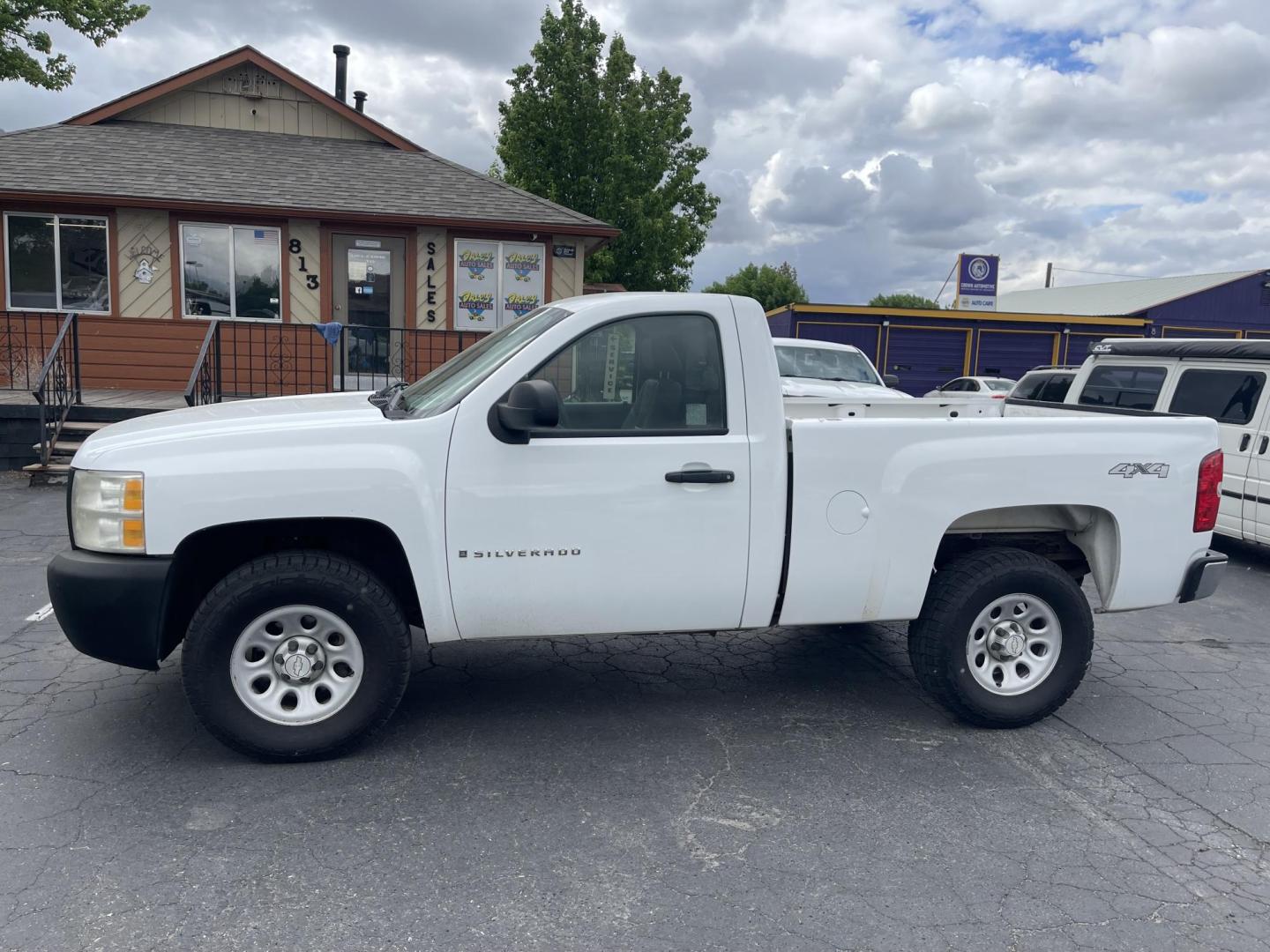 2007 White /Grey Chevrolet Silverado 1500 LT1 4WD (1GCEK14C77Z) with an 4.8L V8 OHV 16V engine, 4-Speed Automatic Overdrive transmission, located at 813 E Fairview Ave, Meridian , ID, 83642, (208) 336-8230, 43.618851, -116.384010 - Photo#0