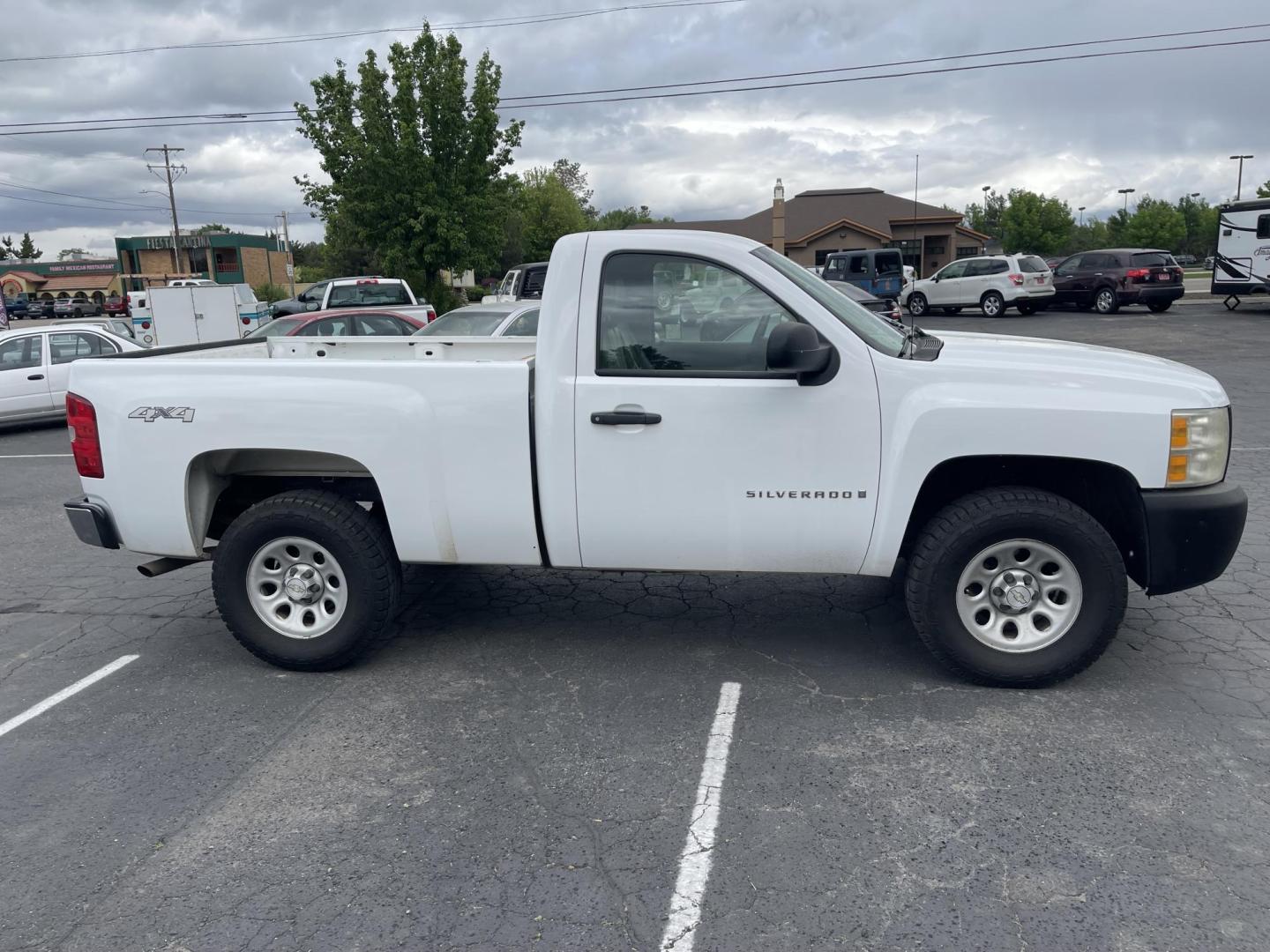 2007 White /Grey Chevrolet Silverado 1500 LT1 4WD (1GCEK14C77Z) with an 4.8L V8 OHV 16V engine, 4-Speed Automatic Overdrive transmission, located at 813 E Fairview Ave, Meridian , ID, 83642, (208) 336-8230, 43.618851, -116.384010 - Photo#3