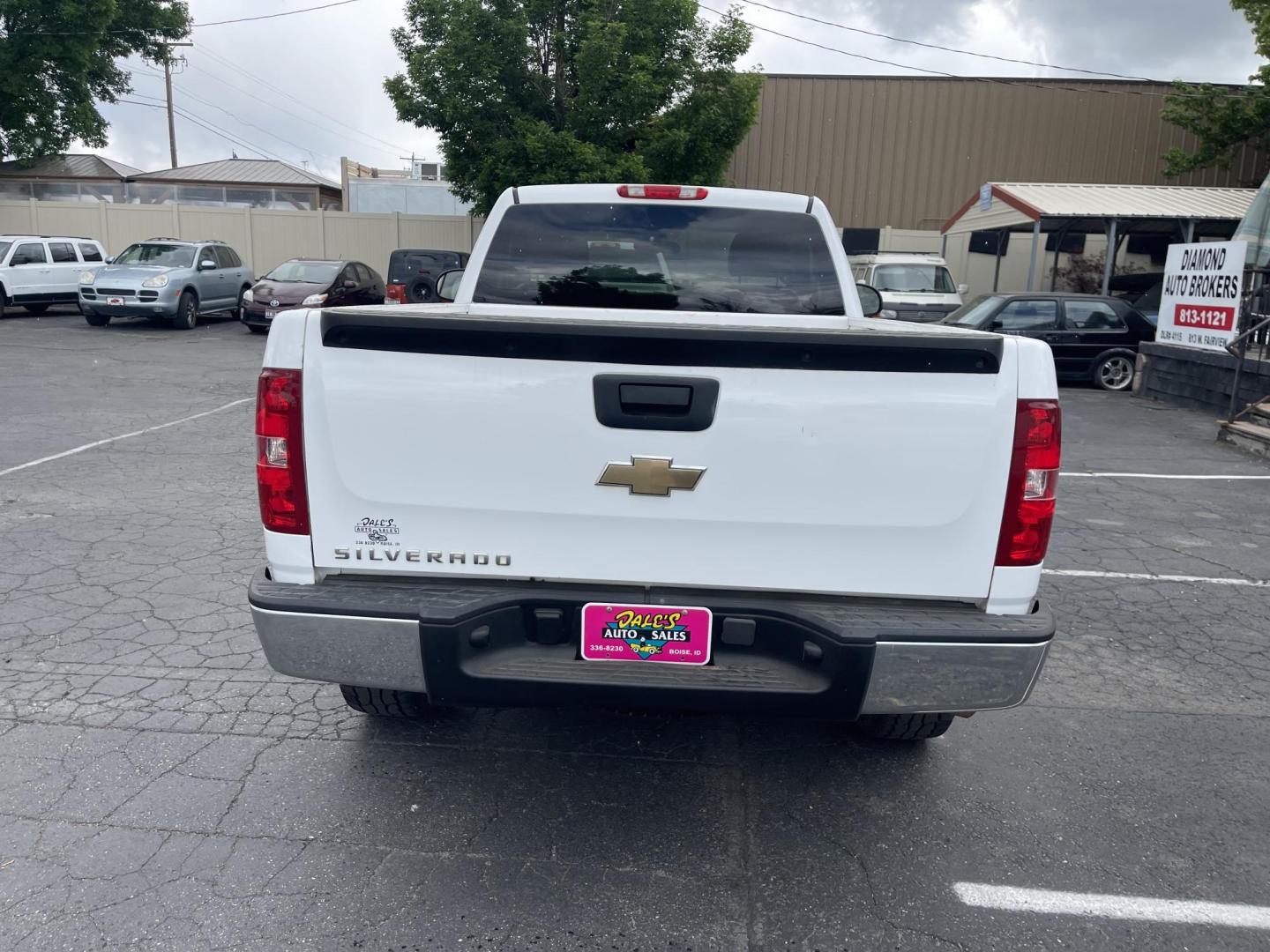 2007 White /Grey Chevrolet Silverado 1500 LT1 4WD (1GCEK14C77Z) with an 4.8L V8 OHV 16V engine, 4-Speed Automatic Overdrive transmission, located at 813 E Fairview Ave, Meridian , ID, 83642, (208) 336-8230, 43.618851, -116.384010 - Photo#4