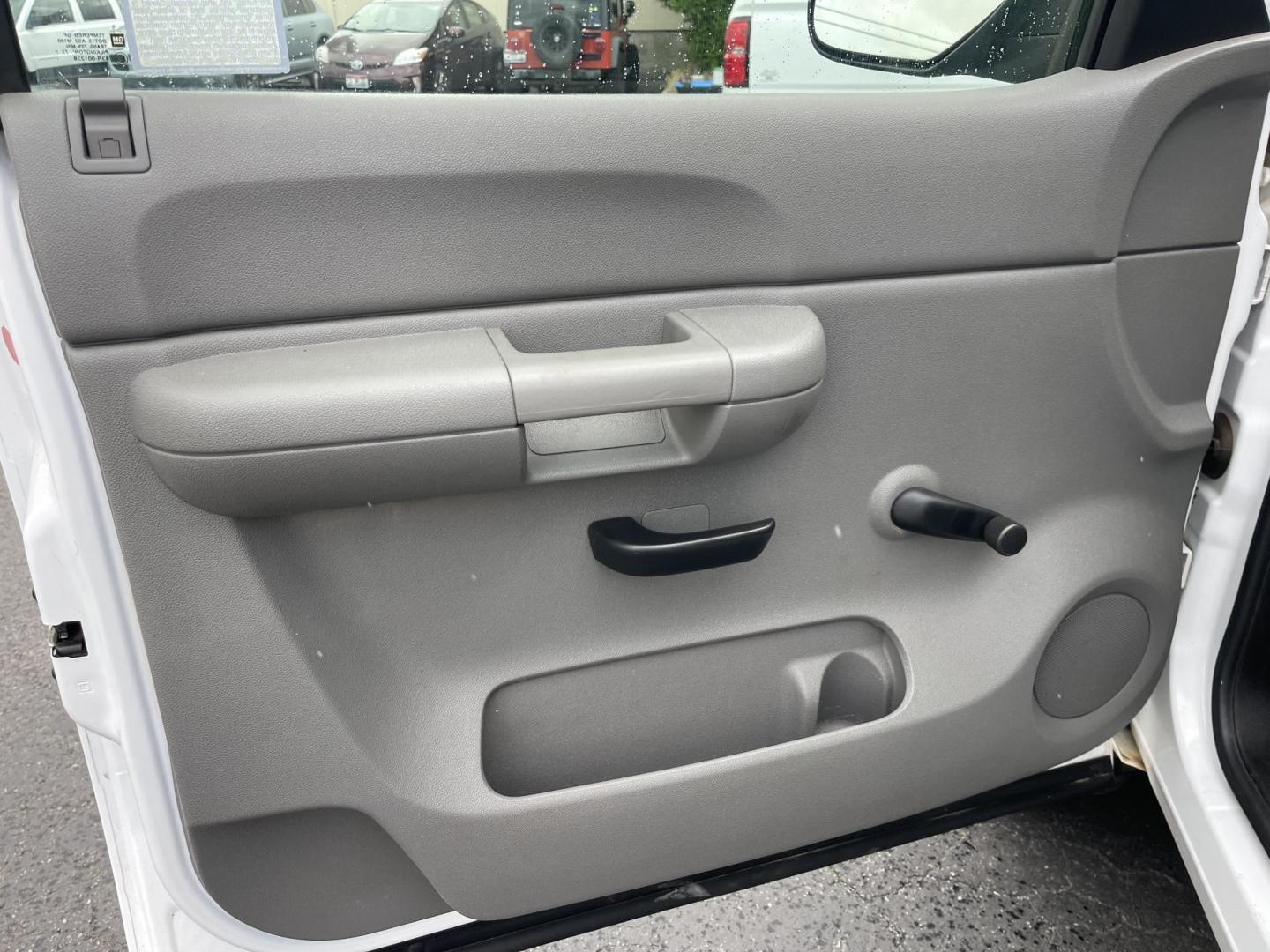2007 White /Grey Chevrolet Silverado 1500 LT1 4WD (1GCEK14C77Z) with an 4.8L V8 OHV 16V engine, 4-Speed Automatic Overdrive transmission, located at 813 E Fairview Ave, Meridian , ID, 83642, (208) 336-8230, 43.618851, -116.384010 - Photo#5
