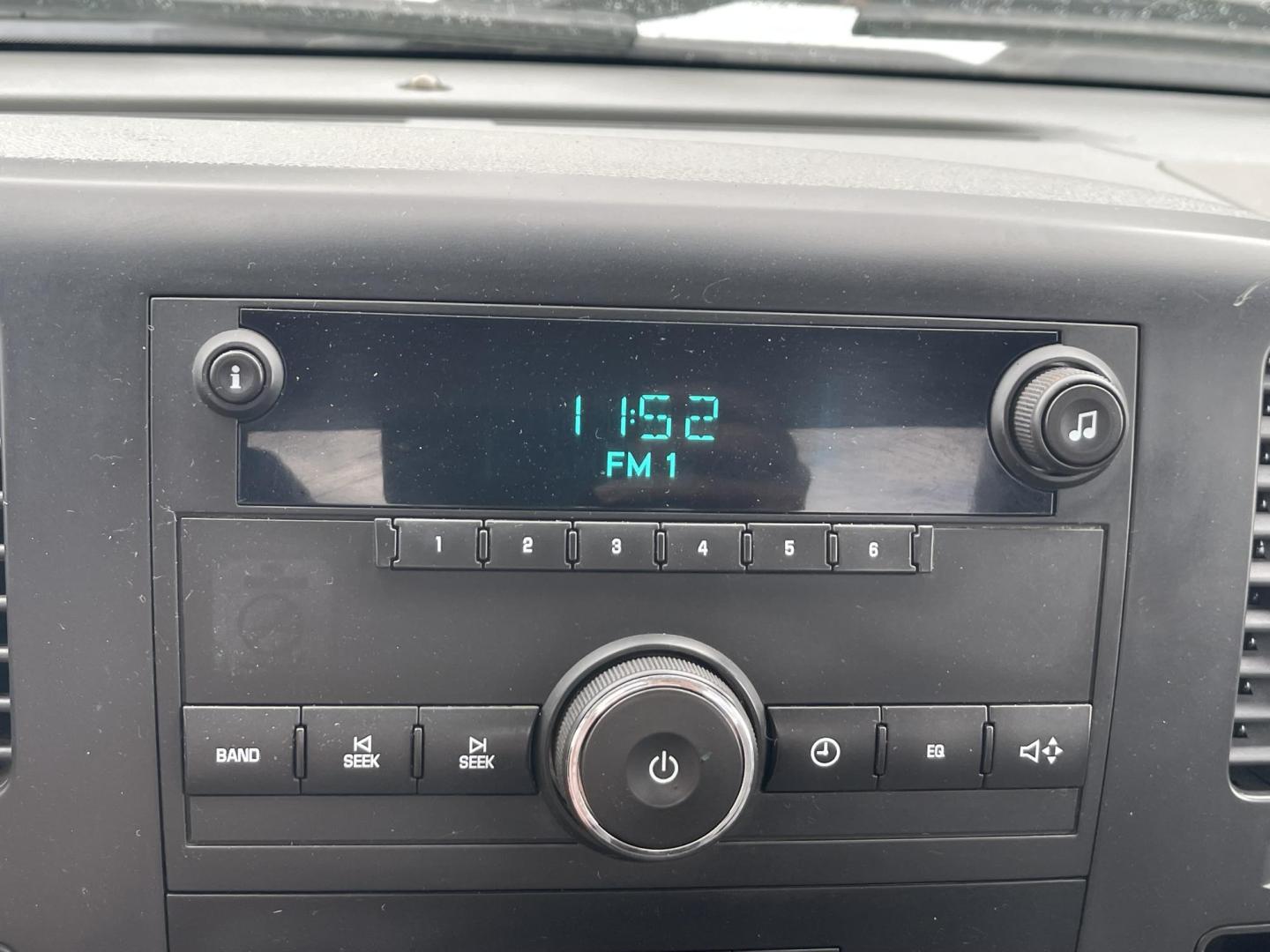 2007 White /Grey Chevrolet Silverado 1500 LT1 4WD (1GCEK14C77Z) with an 4.8L V8 OHV 16V engine, 4-Speed Automatic Overdrive transmission, located at 813 E Fairview Ave, Meridian , ID, 83642, (208) 336-8230, 43.618851, -116.384010 - Photo#9