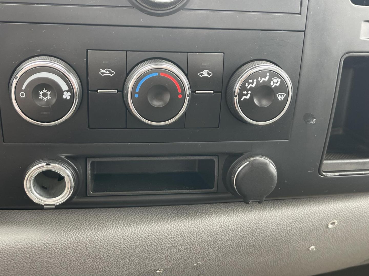 2007 White /Grey Chevrolet Silverado 1500 LT1 4WD (1GCEK14C77Z) with an 4.8L V8 OHV 16V engine, 4-Speed Automatic Overdrive transmission, located at 813 E Fairview Ave, Meridian , ID, 83642, (208) 336-8230, 43.618851, -116.384010 - Photo#10