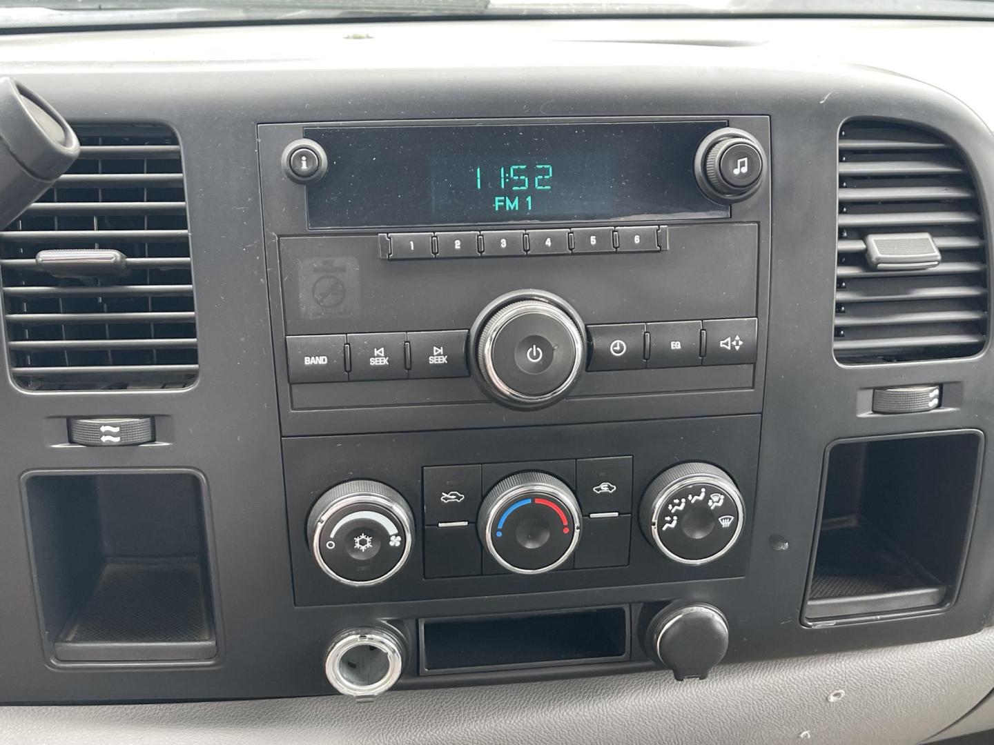 2007 White /Grey Chevrolet Silverado 1500 LT1 4WD (1GCEK14C77Z) with an 4.8L V8 OHV 16V engine, 4-Speed Automatic Overdrive transmission, located at 813 E Fairview Ave, Meridian , ID, 83642, (208) 336-8230, 43.618851, -116.384010 - Photo#11