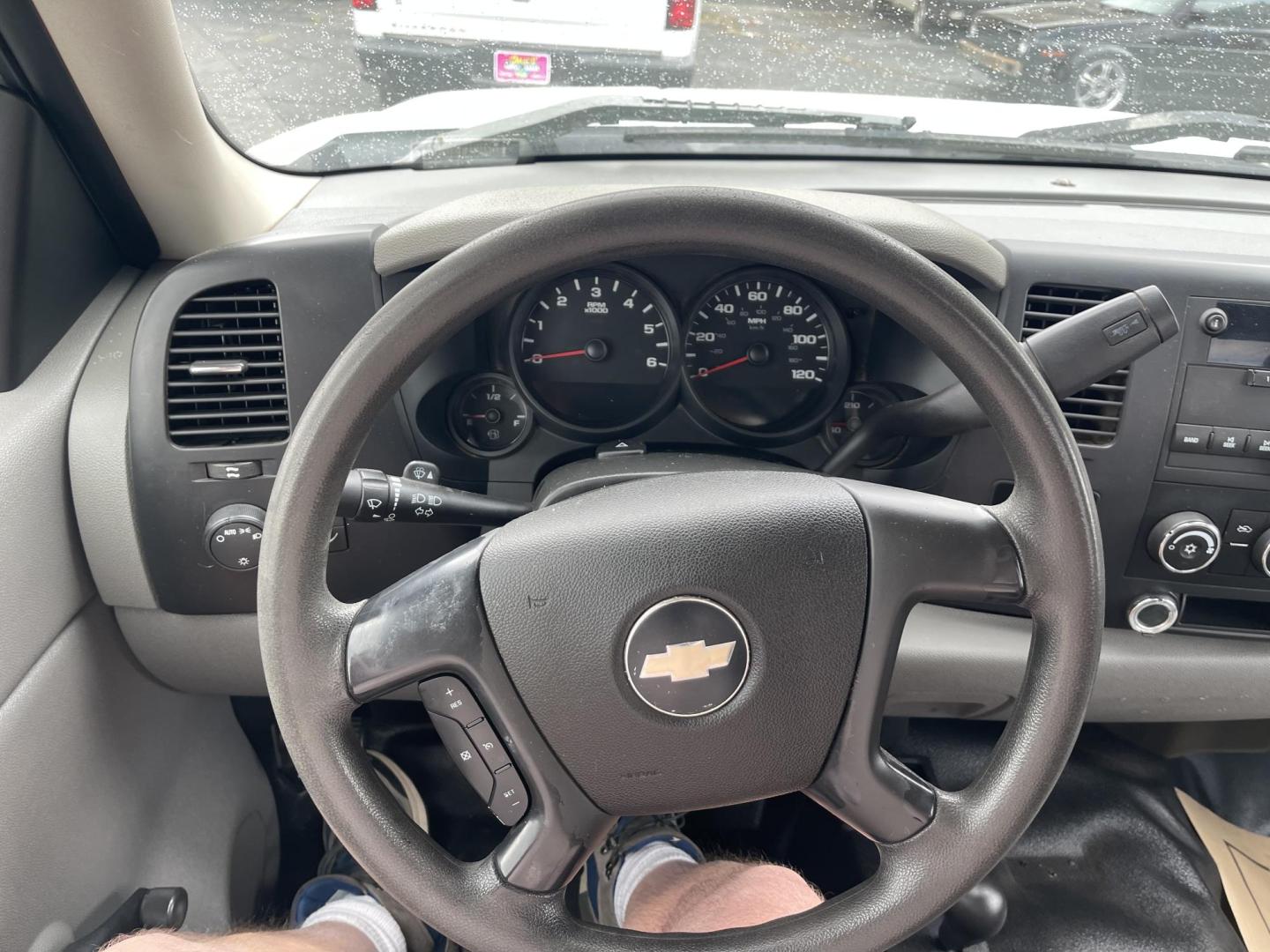 2007 White /Grey Chevrolet Silverado 1500 LT1 4WD (1GCEK14C77Z) with an 4.8L V8 OHV 16V engine, 4-Speed Automatic Overdrive transmission, located at 813 E Fairview Ave, Meridian , ID, 83642, (208) 336-8230, 43.618851, -116.384010 - Photo#13