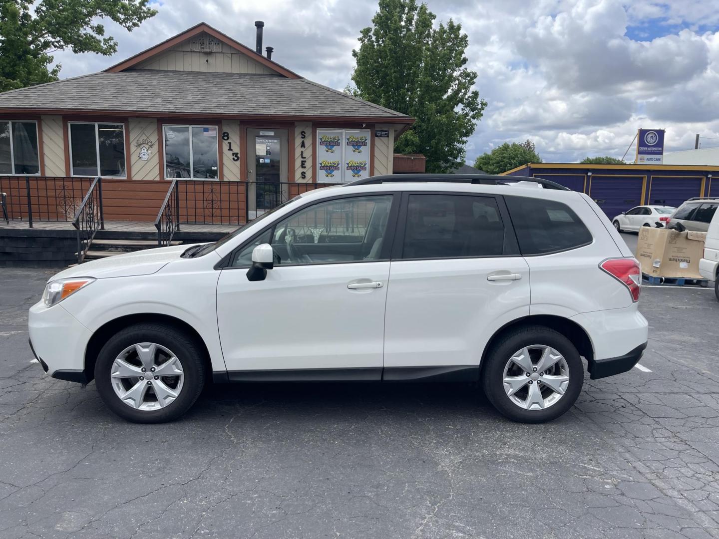2016 White /Grey Subaru Forester 2.5i Premium (JF2SJADC1GH) with an 2.5L H4 SOHC 16V engine, CVT transmission, located at 813 E Fairview Ave, Meridian , ID, 83642, (208) 336-8230, 43.618851, -116.384010 - Photo#0