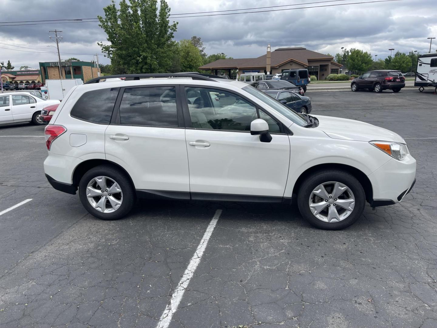 2016 White /Grey Subaru Forester 2.5i Premium (JF2SJADC1GH) with an 2.5L H4 SOHC 16V engine, CVT transmission, located at 813 E Fairview Ave, Meridian , ID, 83642, (208) 336-8230, 43.618851, -116.384010 - Photo#3