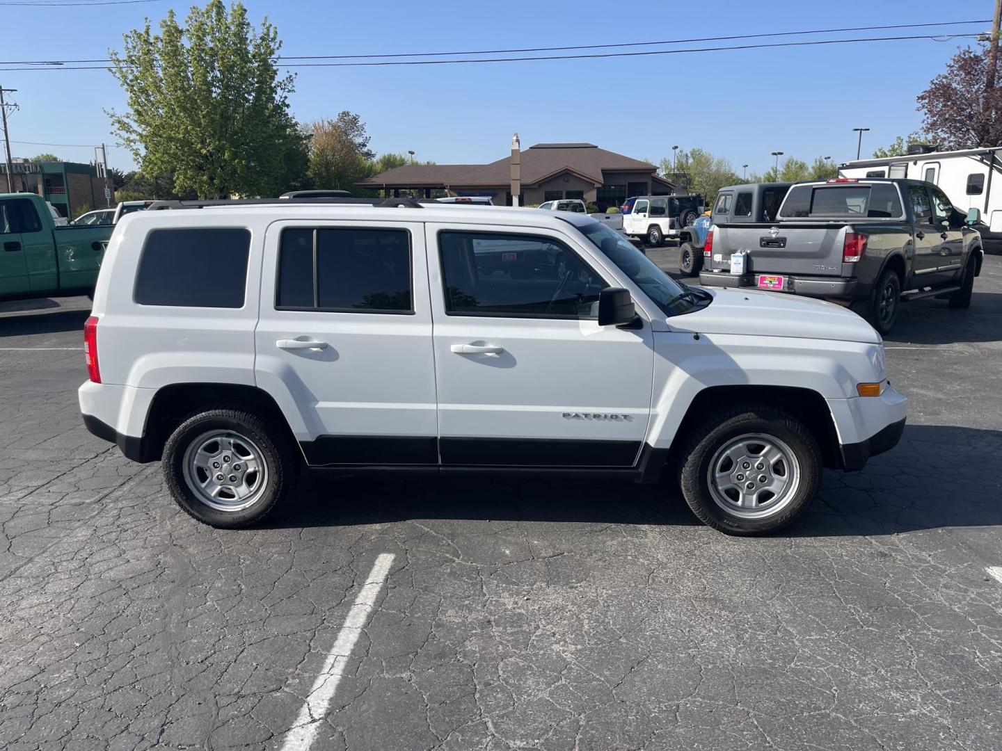 2016 White /Grey Jeep Patriot Sport 4WD (1C4NJRBB5GD) with an 2.4L L4 DOHC 16V engine, AT transmission, located at 813 E Fairview Ave, Meridian , ID, 83642, (208) 336-8230, 43.618851, -116.384010 - Photo#5