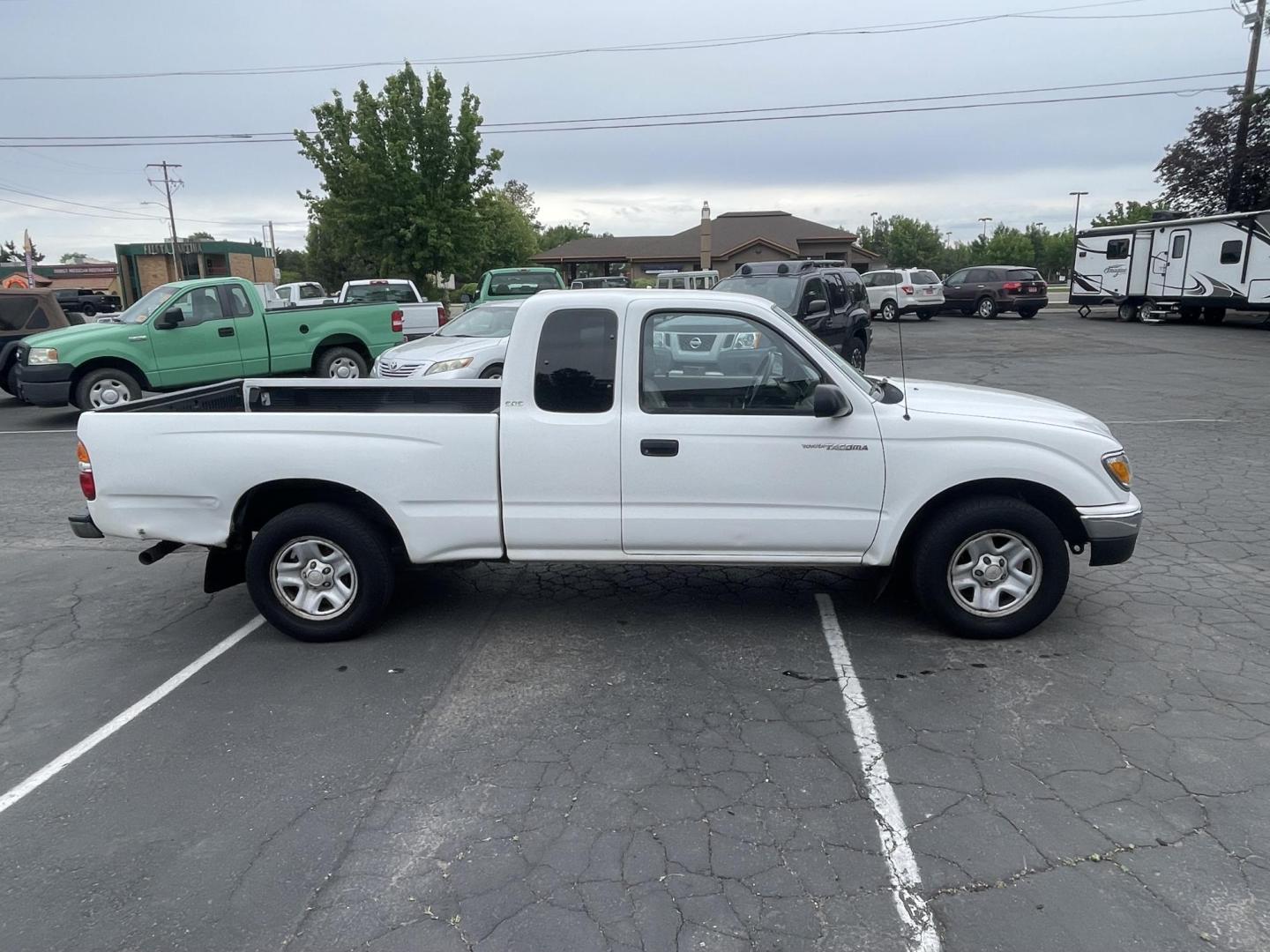 2001 Toyota Tacoma Xtracab 2WD (5TEVL52N21Z) with an 2.4L L4 SOHC 16V engine, 5 spd Manual transmission, located at 813 E Fairview Ave, Meridian , ID, 83642, (208) 336-8230, 43.618851, -116.384010 - Photo#3