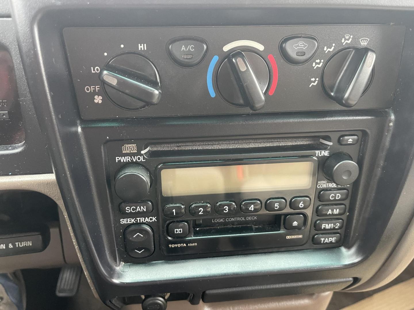 2001 Toyota Tacoma Xtracab 2WD (5TEVL52N21Z) with an 2.4L L4 SOHC 16V engine, 5 spd Manual transmission, located at 813 E Fairview Ave, Meridian , ID, 83642, (208) 336-8230, 43.618851, -116.384010 - Photo#9