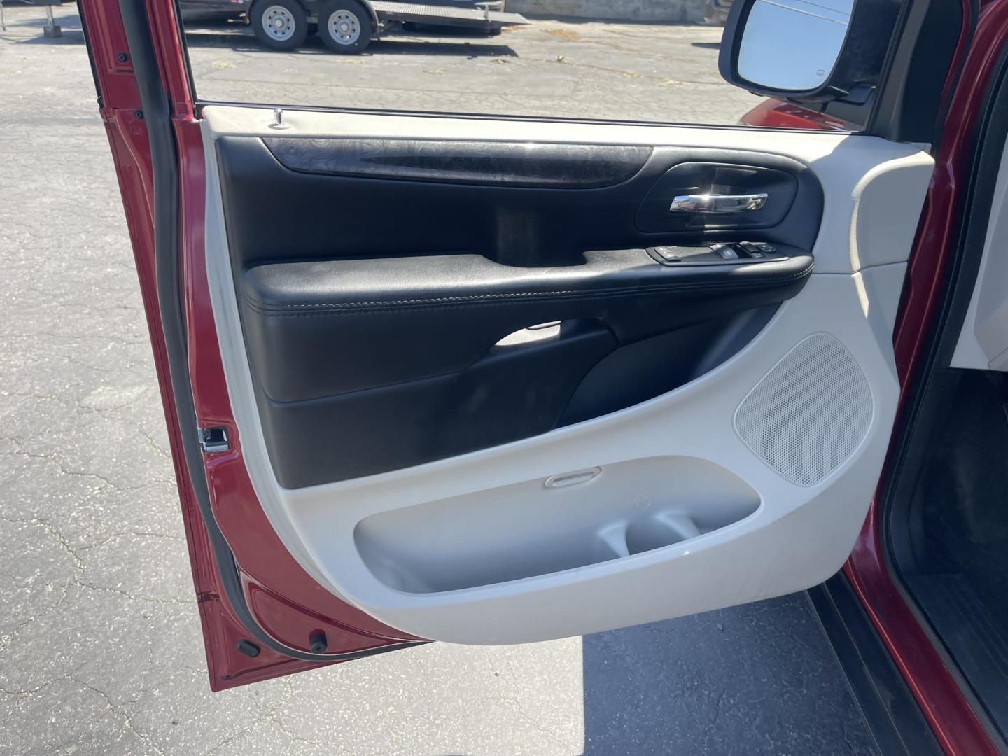 2014 Maroon /Grey with black carpet Dodge Grand Caravan SE (2C4RDGBG7ER) with an 3.6L V6 DOHC 24V engine, 6-Speed Automatic transmission, located at 813 E Fairview Ave, Meridian , ID, 83642, (208) 336-8230, 43.618851, -116.384010 - Photo#5