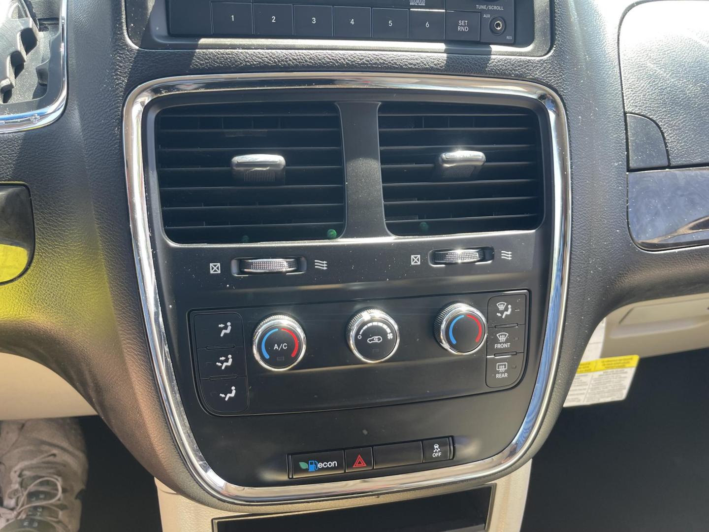 2014 Maroon /Grey with black carpet Dodge Grand Caravan SE (2C4RDGBG7ER) with an 3.6L V6 DOHC 24V engine, 6-Speed Automatic transmission, located at 813 E Fairview Ave, Meridian , ID, 83642, (208) 336-8230, 43.618851, -116.384010 - Photo#9