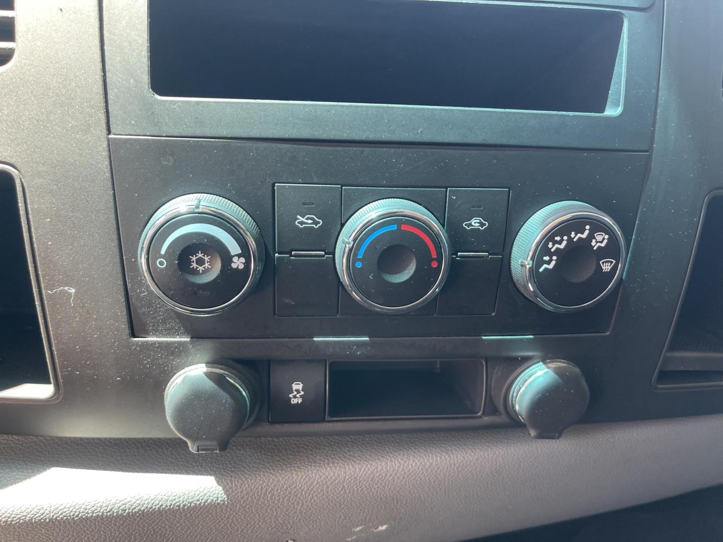 2013 White /Black Chevrolet Silverado 1500 Work Truck 4WD (1GCNKPE04DZ) with an 5.3L V8 OHV 16V FFV engine, AT transmission, located at 813 E Fairview Ave, Meridian , ID, 83642, (208) 336-8230, 43.618851, -116.384010 - Photo#7