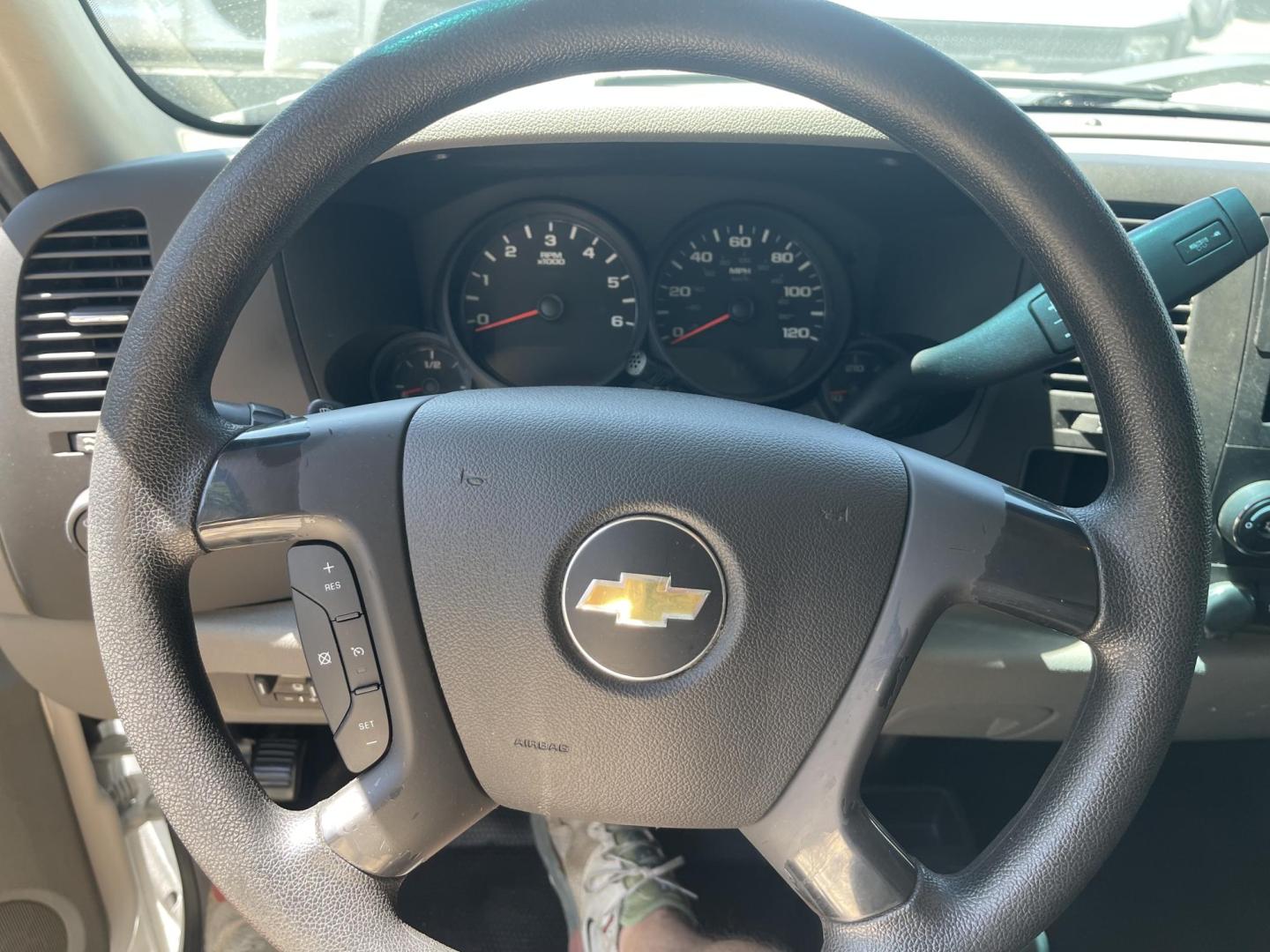 2013 White /Black Chevrolet Silverado 1500 Work Truck 4WD (1GCNKPE04DZ) with an 5.3L V8 OHV 16V FFV engine, AT transmission, located at 813 E Fairview Ave, Meridian , ID, 83642, (208) 336-8230, 43.618851, -116.384010 - Photo#9