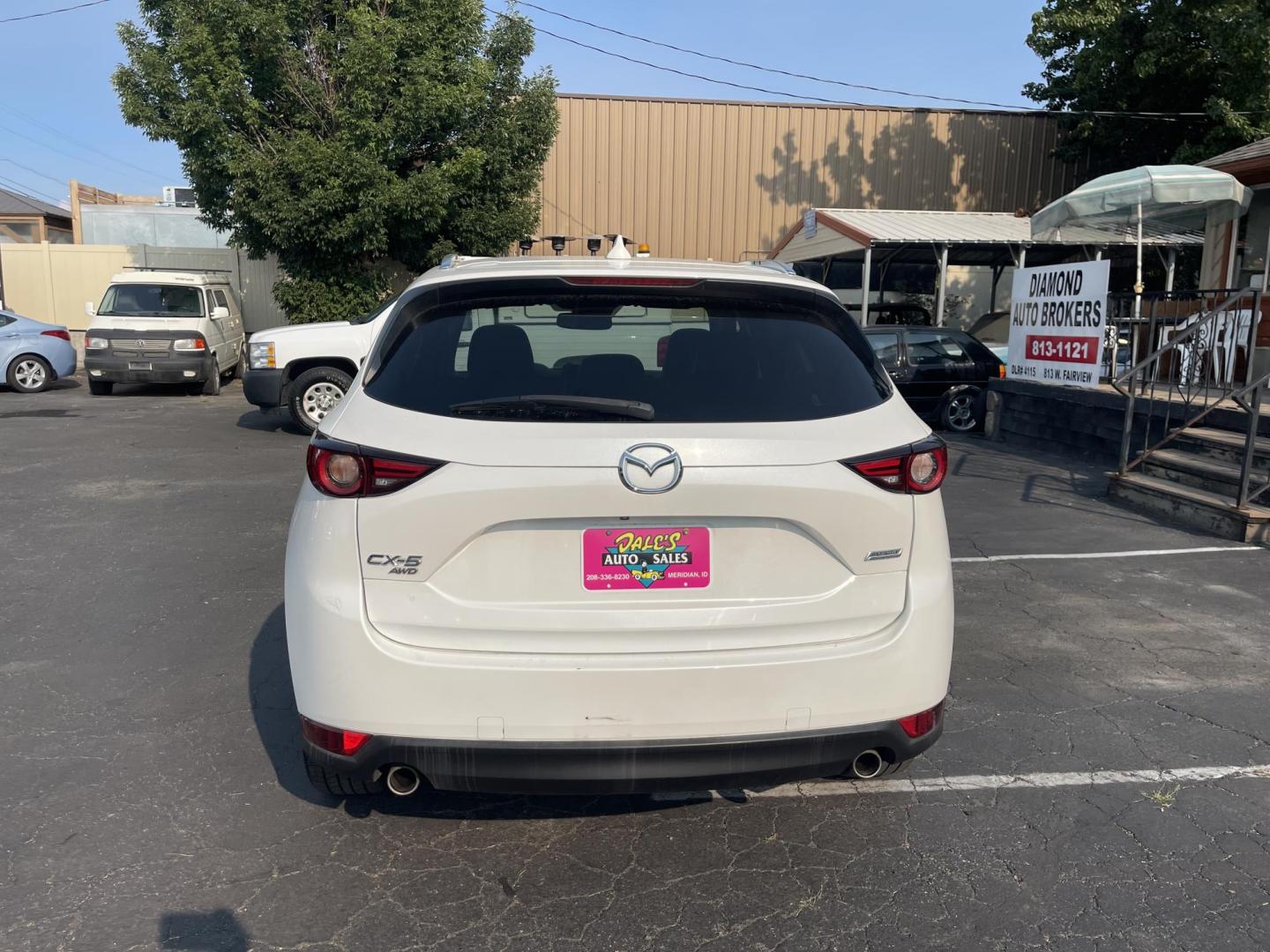 2019 White /Black Mazda CX-5 Grand Touring AWD (JM3KFBDM2K0) with an 2.5L L4 DOHC 16V engine, 6A transmission, located at 813 E Fairview Ave, Meridian , ID, 83642, (208) 336-8230, 43.618851, -116.384010 - Photo#4