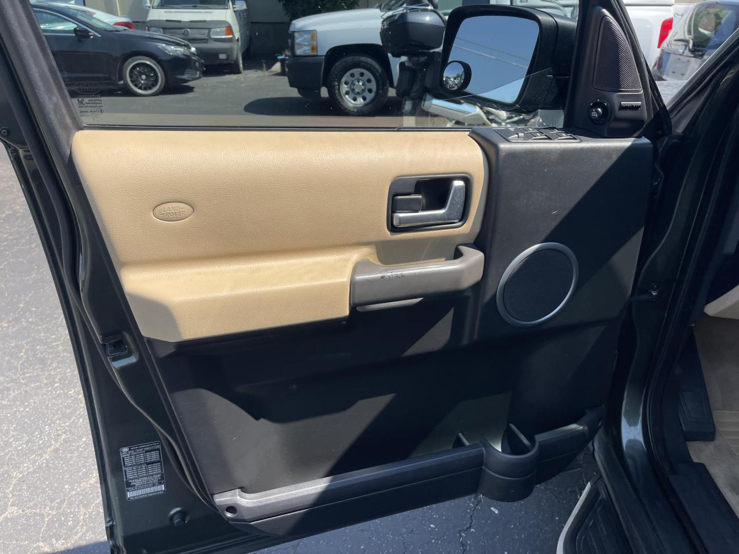 2006 Green /Tan Land Rover LR3 SE (SALAE25406A) with an 4.4L V8 DOHC 32V engine, 6-Speed Automatic Overdrive transmission, located at 813 E Fairview Ave, Meridian , ID, 83642, (208) 336-8230, 43.618851, -116.384010 - Photo#5