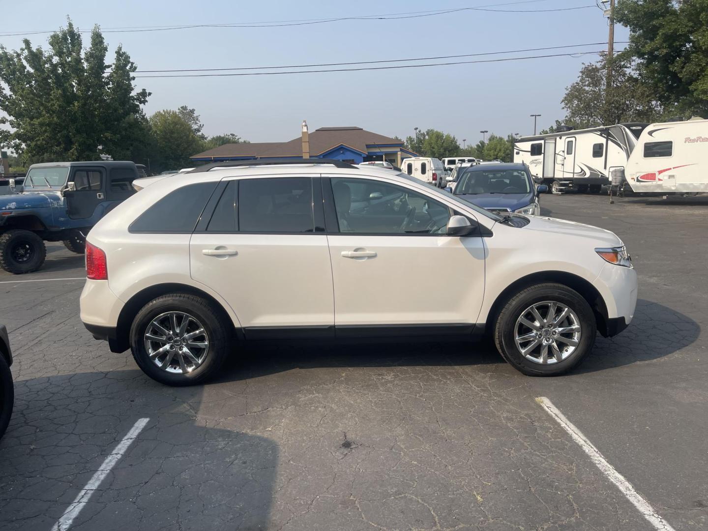 2013 White /Tan Ford Edge SEL AWD (2FMDK4JC2DB) with an 3.5L V6 DOHC 24V engine, 6-Speed Automatic transmission, located at 813 E Fairview Ave, Meridian , ID, 83642, (208) 336-8230, 43.618851, -116.384010 - A one owner extremely clean Ford Edge. It has a few miles thats why its so cheap. You will not belive how clean and well cared for this vehicle is. This vehicle has been extremely well cared for and serviced reguarly. It has almost new tires. It has leather with ice cold A/C. This SUV drives extre - Photo#3