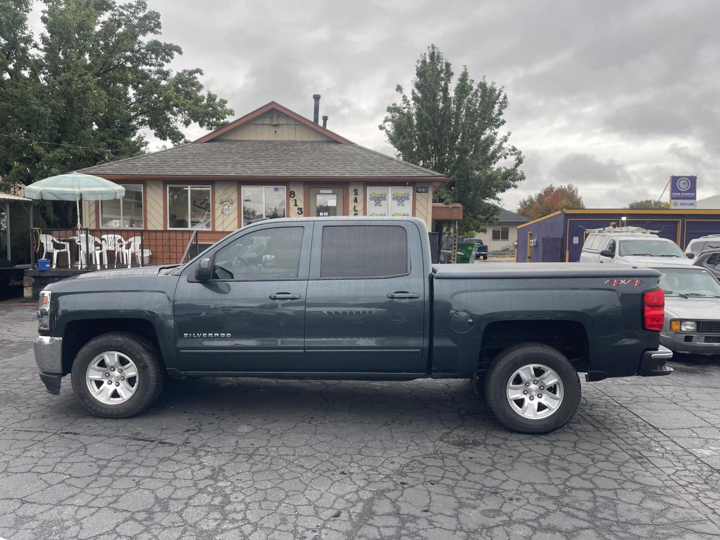 2018 Grey /Black Chevrolet Silverado 1500 LT Crew Cab Long Box 4WD (3GCUKREC4JG) with an 5.3L V8 OHV 16V engine, AT transmission, located at 813 E Fairview Ave, Meridian , ID, 83642, (208) 336-8230, 43.618851, -116.384010 - 2019 Chevrolet Silverado 1500 Crew Cab 4x4. Come take a test drive. Super cheap Silverado Crew Cab. Runs and drives very well. - Photo#0