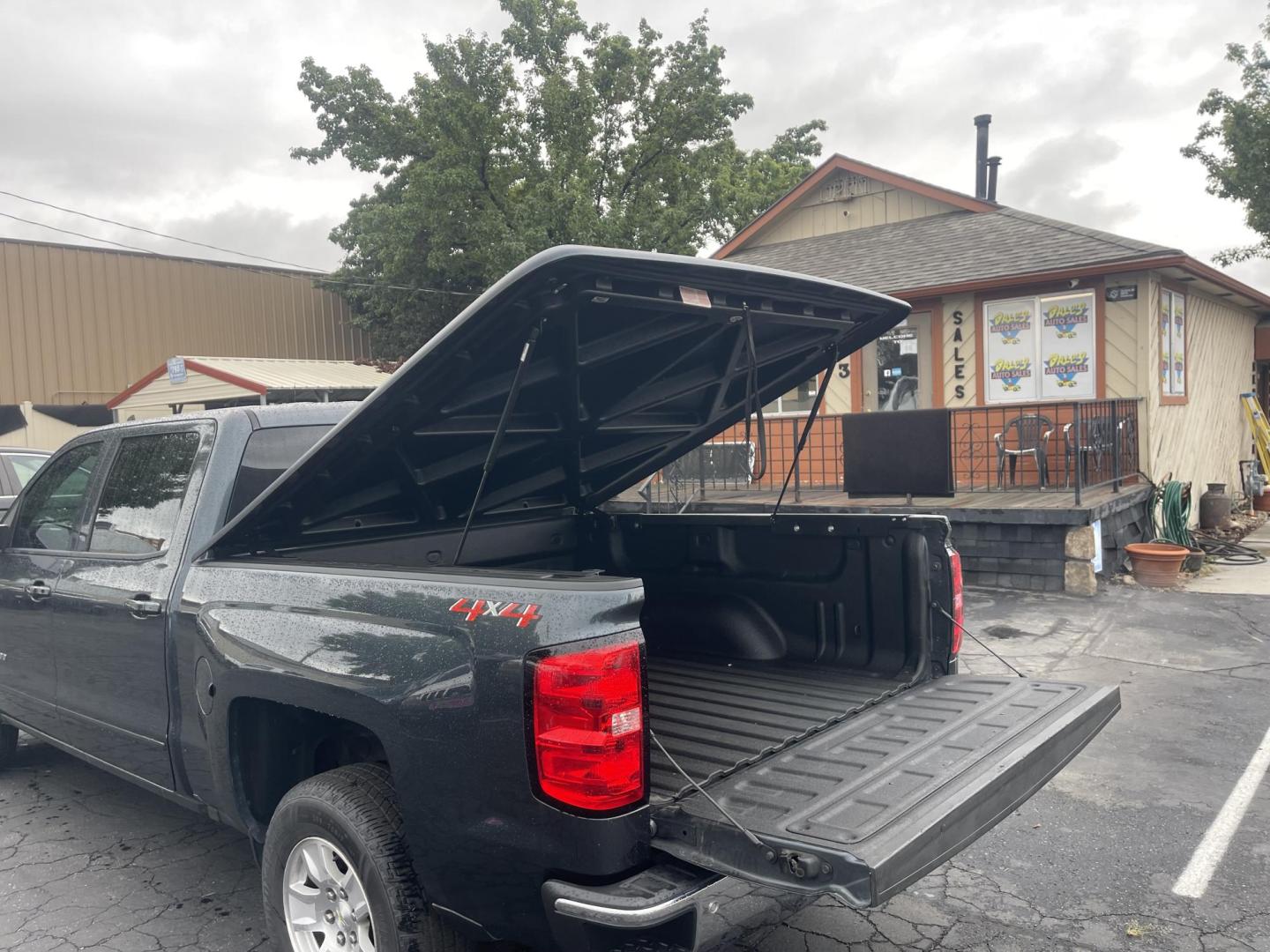 2018 Grey /Black Chevrolet Silverado 1500 LT Crew Cab Long Box 4WD (3GCUKREC4JG) with an 5.3L V8 OHV 16V engine, AT transmission, located at 813 E Fairview Ave, Meridian , ID, 83642, (208) 336-8230, 43.618851, -116.384010 - 2019 Chevrolet Silverado 1500 Crew Cab 4x4. Come take a test drive. Super cheap Silverado Crew Cab. Runs and drives very well. - Photo#5