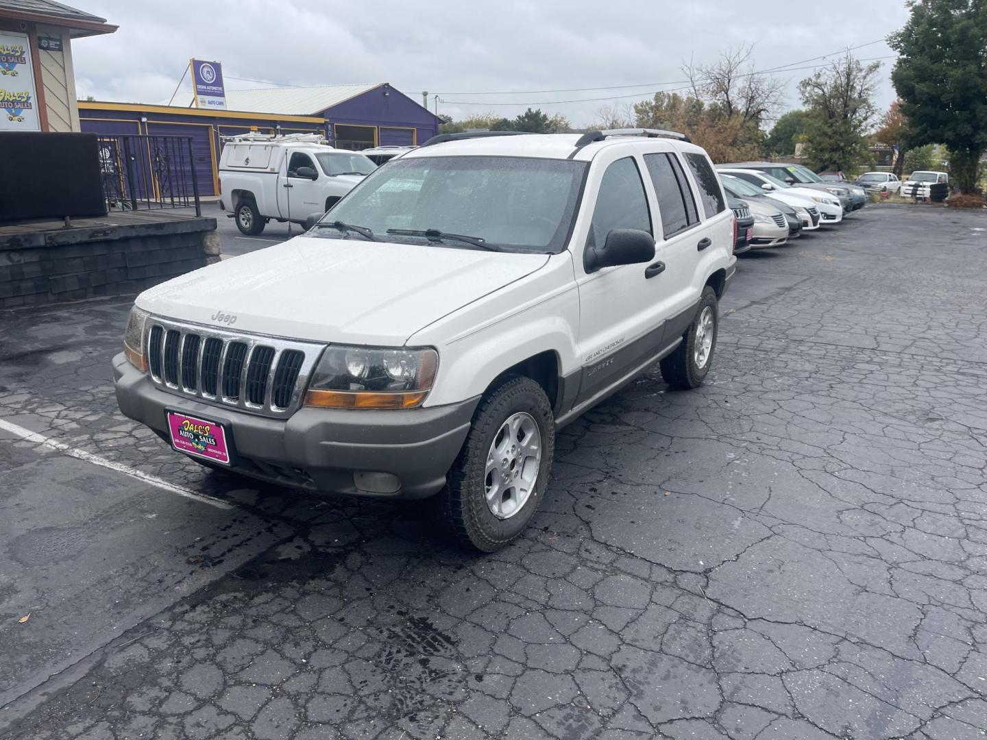 1999 White /Grey Jeep Grand Cherokee Laredo 4WD (1J4GW58N7XC) with an 4.7L V8 SOHC 16V engine, 4-Speed Automatic Overdrive transmission, located at 813 E Fairview Ave, Meridian , ID, 83642, (208) 336-8230, 43.618851, -116.384010 - Brand new engine 1100 miles ago, has a 3 year 36,000 mile transferable warranty. - Photo#1