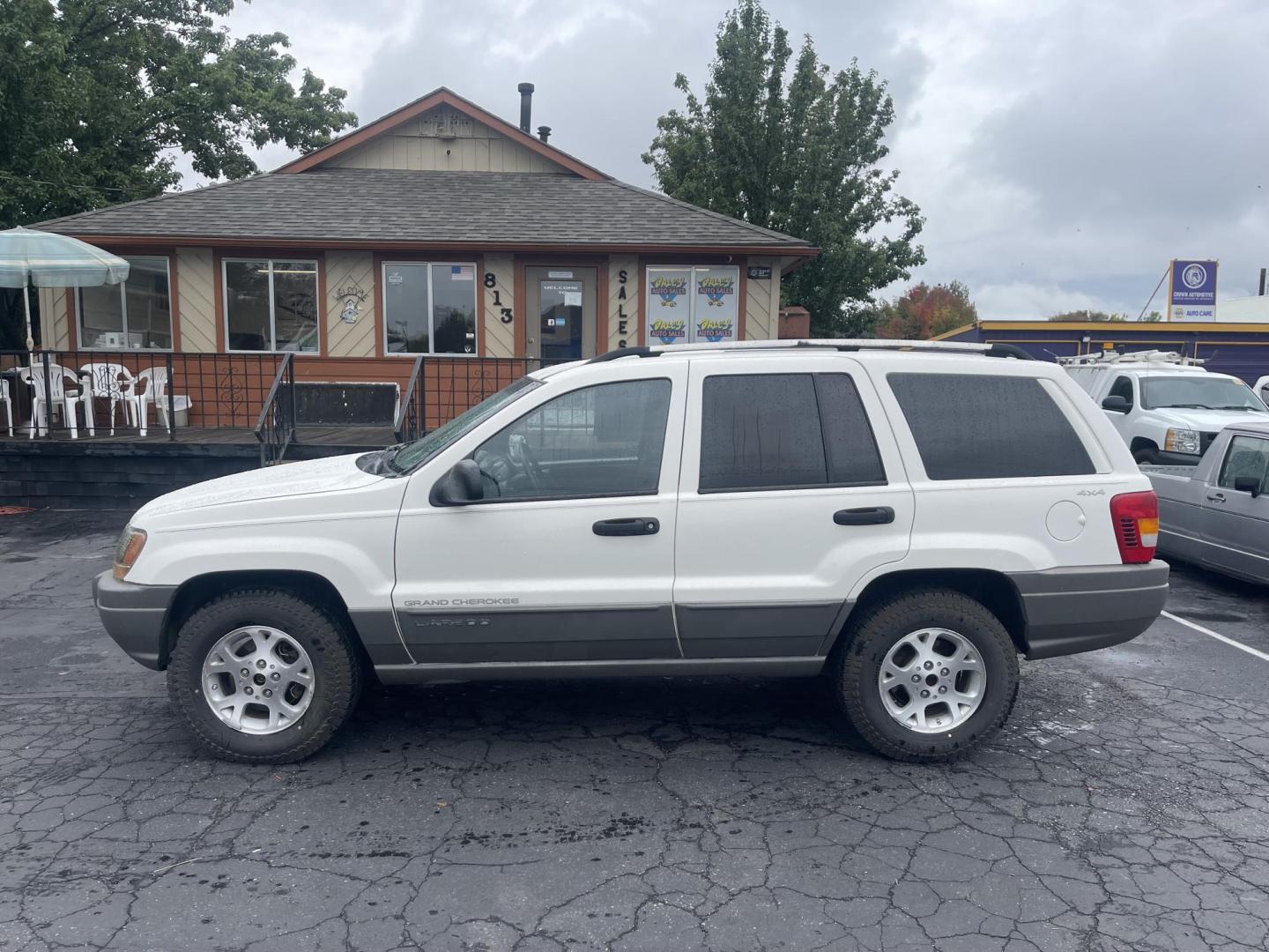 1999 White /Grey Jeep Grand Cherokee Laredo 4WD (1J4GW58N7XC) with an 4.7L V8 SOHC 16V engine, 4-Speed Automatic Overdrive transmission, located at 813 E Fairview Ave, Meridian , ID, 83642, (208) 336-8230, 43.618851, -116.384010 - Brand new engine 1100 miles ago, has a 3 year 36,000 mile transferable warranty. - Photo#0
