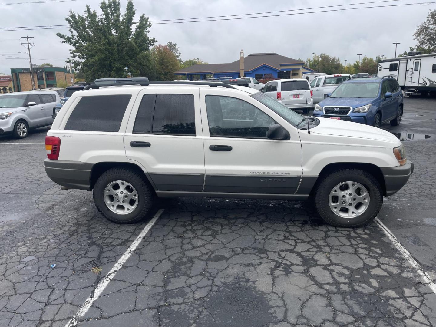 1999 White /Grey Jeep Grand Cherokee Laredo 4WD (1J4GW58N7XC) with an 4.7L V8 SOHC 16V engine, 4-Speed Automatic Overdrive transmission, located at 813 E Fairview Ave, Meridian , ID, 83642, (208) 336-8230, 43.618851, -116.384010 - Brand new engine 1100 miles ago, has a 3 year 36,000 mile transferable warranty. - Photo#3