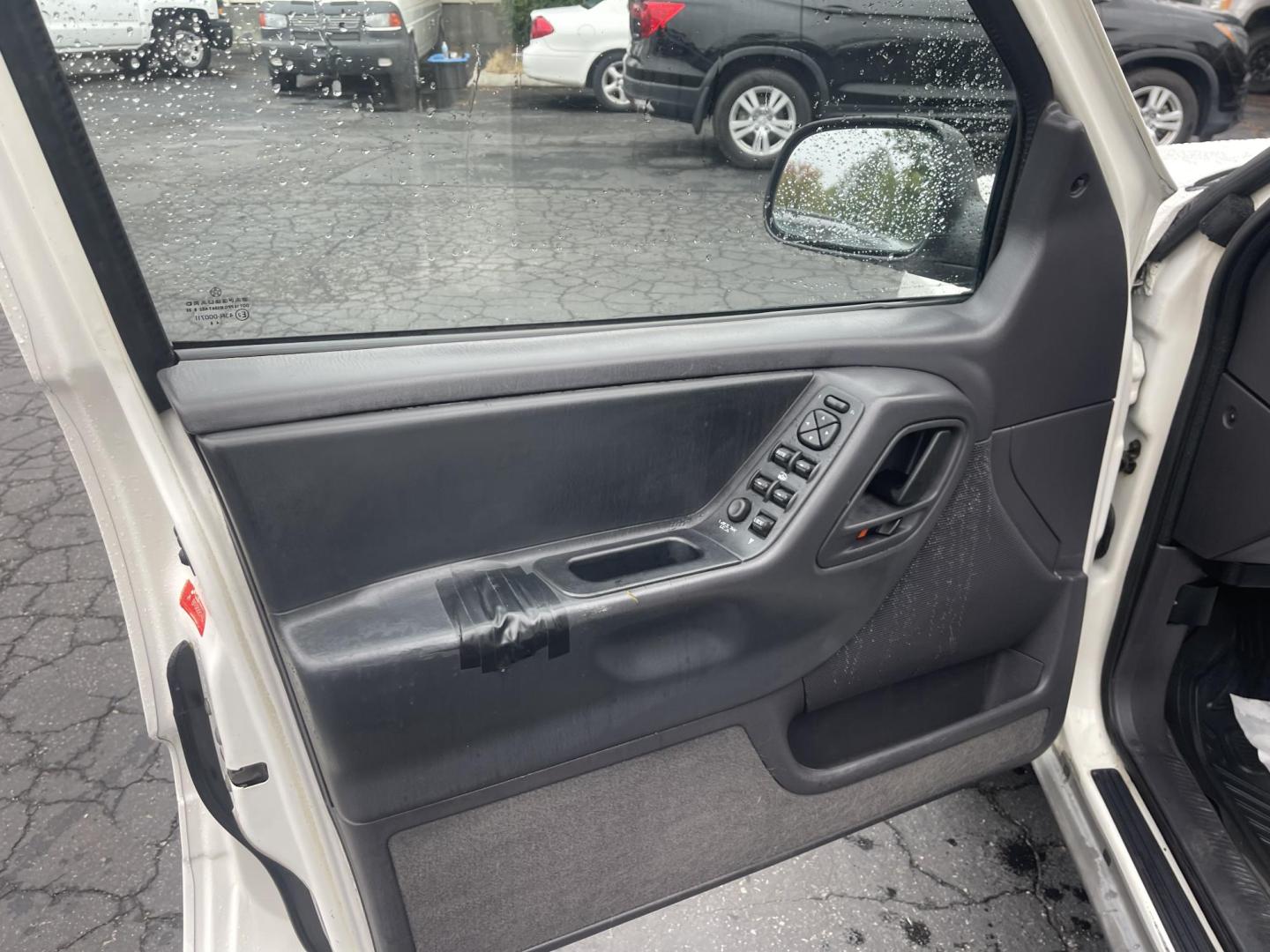 1999 White /Grey Jeep Grand Cherokee Laredo 4WD (1J4GW58N7XC) with an 4.7L V8 SOHC 16V engine, 4-Speed Automatic Overdrive transmission, located at 813 E Fairview Ave, Meridian , ID, 83642, (208) 336-8230, 43.618851, -116.384010 - Brand new engine 1100 miles ago, has a 3 year 36,000 mile transferable warranty. - Photo#5