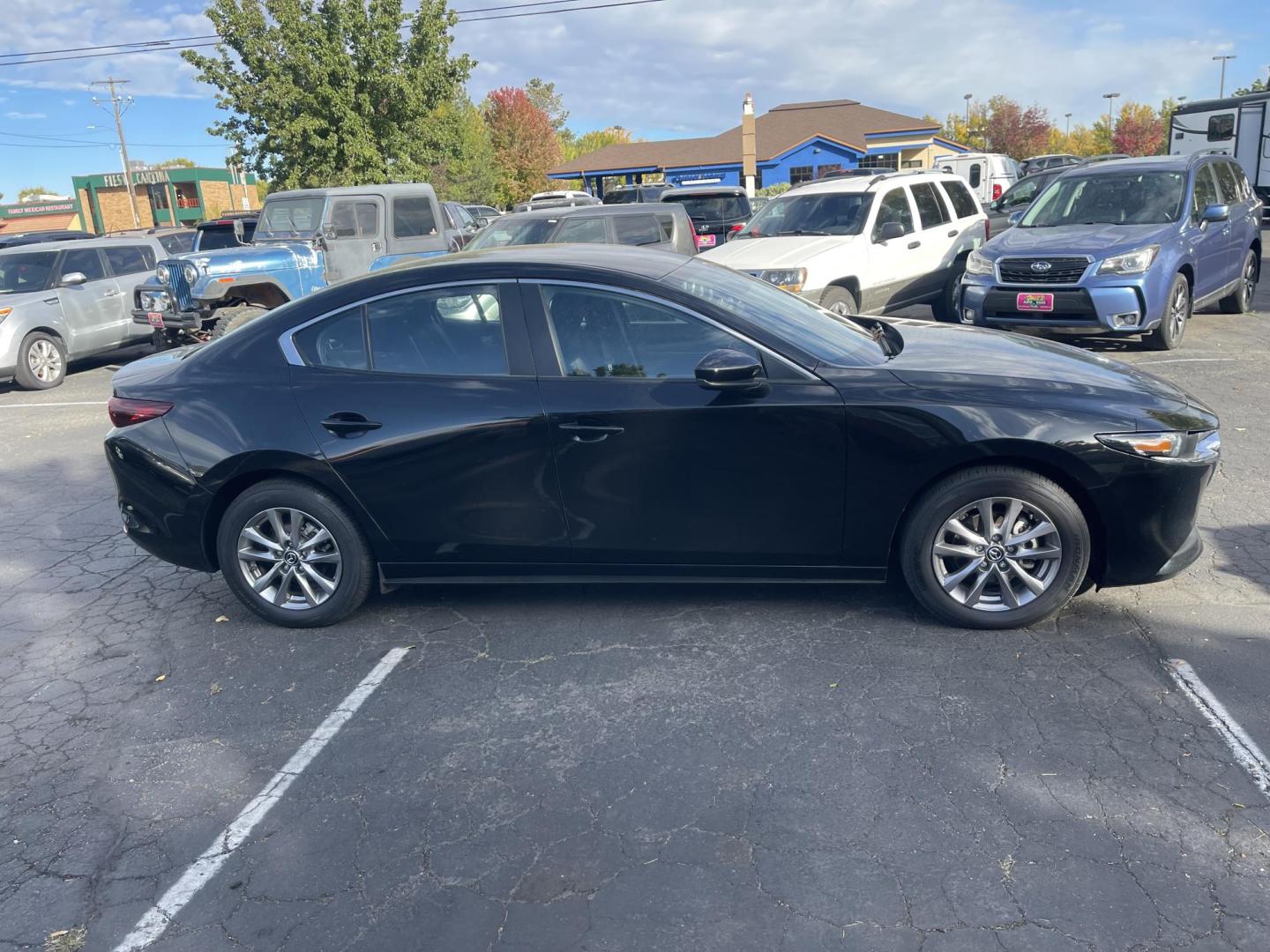 2022 Black /Black Mazda MAZDA3 2.5 S (3MZBPAAL9NM) with an 2.5L L4 DOHC 16V engine, 6A transmission, located at 813 E Fairview Ave, Meridian , ID, 83642, (208) 336-8230, 43.618851, -116.384010 - 2022 Mazda MAZDA3 sedan. If you need a nice car with great MPG excellent reliability for a small payment this is an excellent choice. Come take a look and a test drive. This car is clean, serviced, ready to go with good tires. This car is a great choice for a small car addition to your stable of v - Photo#3
