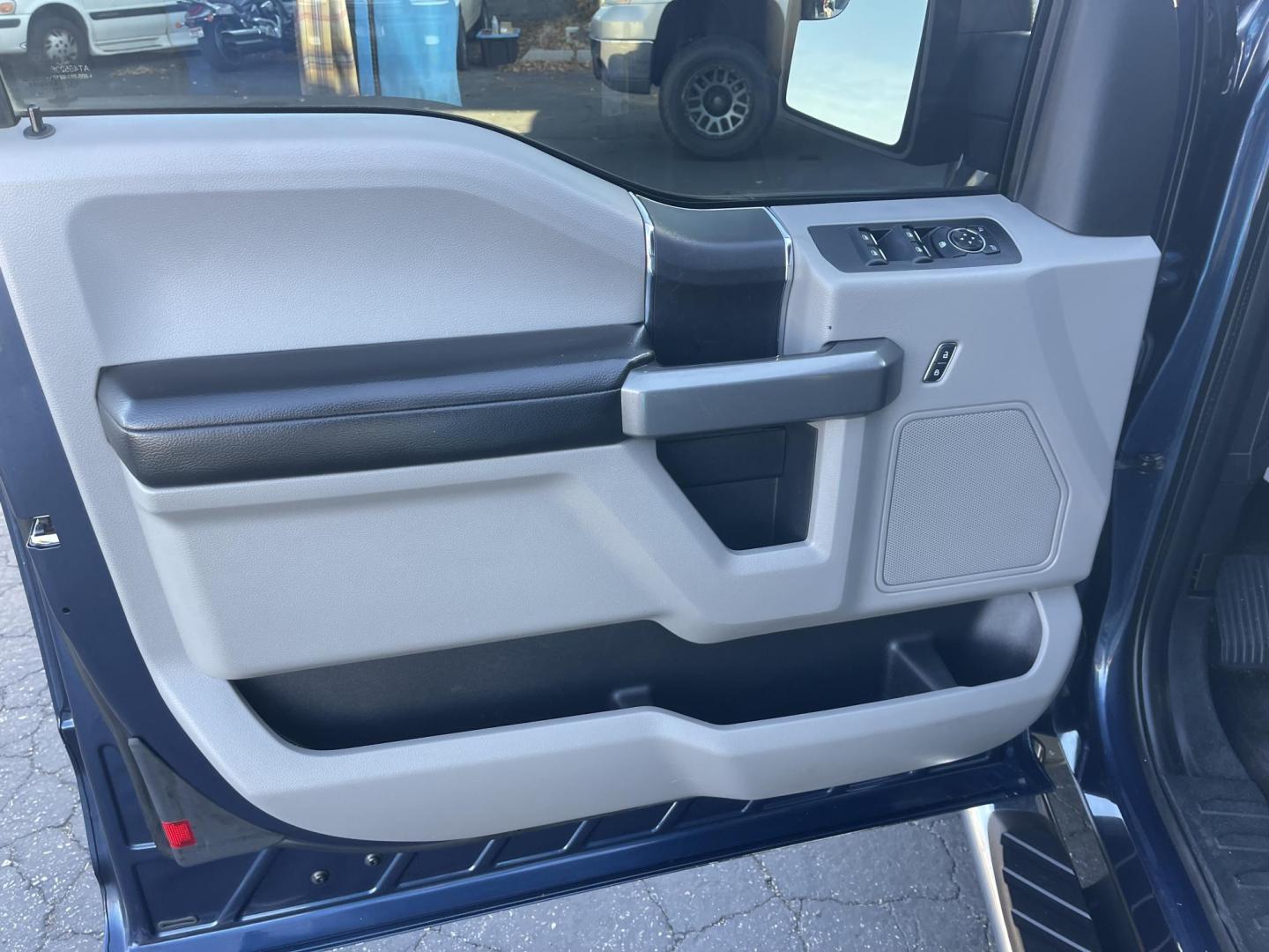 2017 Blue /Grey Ford F-150 XLT SuperCab 6.5-ft. 4WD (1FTEX1EP3HF) with an 2.7L V6 DOHC 24V engine, 6A transmission, located at 813 E Fairview Ave, Meridian , ID, 83642, (208) 336-8230, 43.618851, -116.384010 - Photo#8