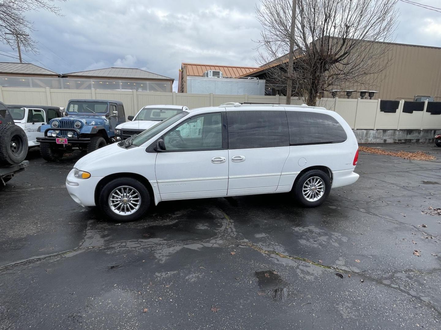 1999 Chrysler Town & Country LIMITED