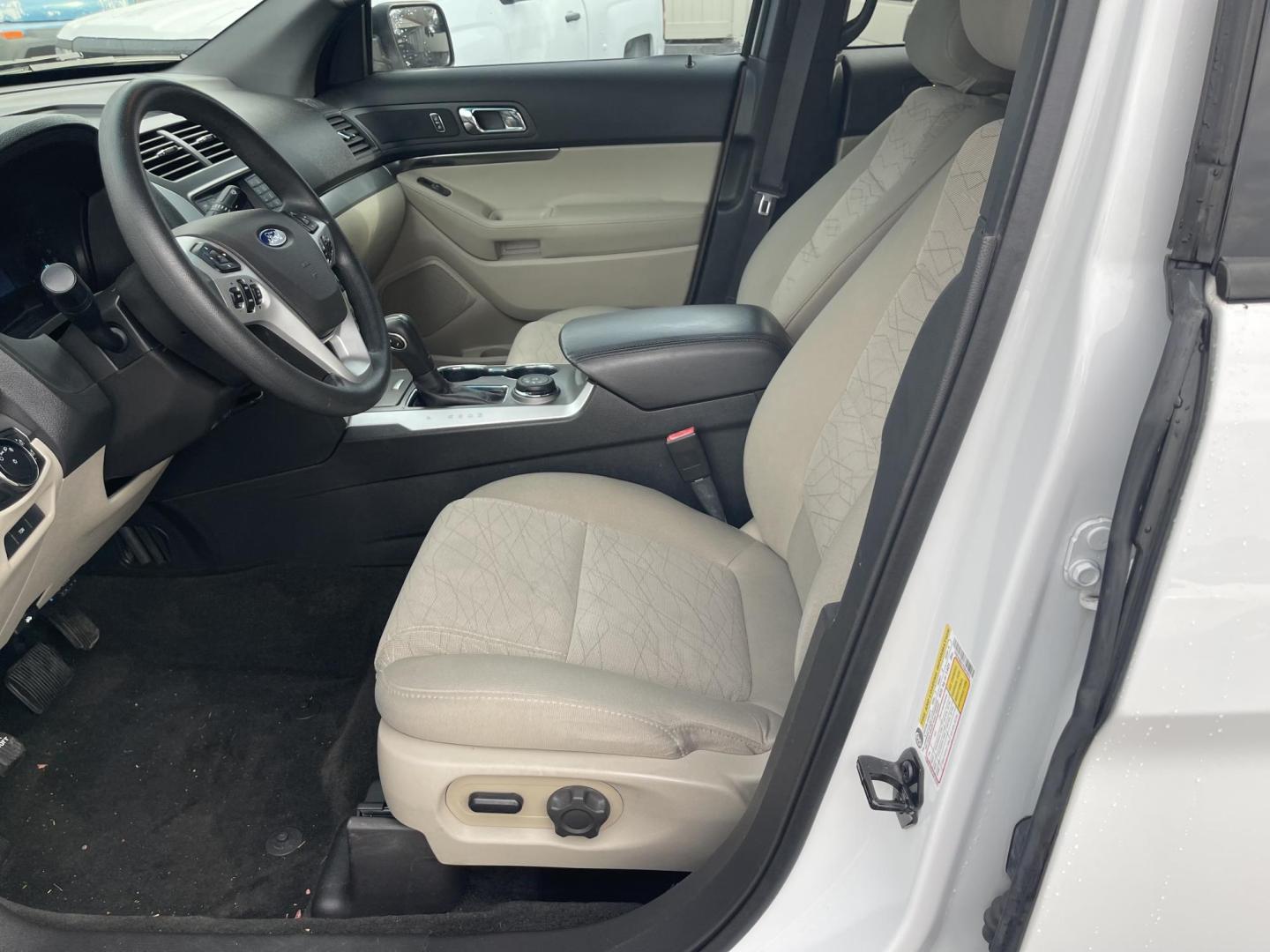 2015 White /Grey Ford Explorer Base 4WD (1FM5K8B87FG) with an 3.5L V6 DOHC 24V engine, 6-Speed Automatic transmission, located at 813 E Fairview Ave, Meridian , ID, 83642, (208) 336-8230, 43.618851, -116.384010 - What a spectacular option for a cheap newer modern SUV. This vehcile has excellent tires is clean and ready for whatever Idaho has to send your way. A fabulous vehicle for this area. You will love it. - Photo#6