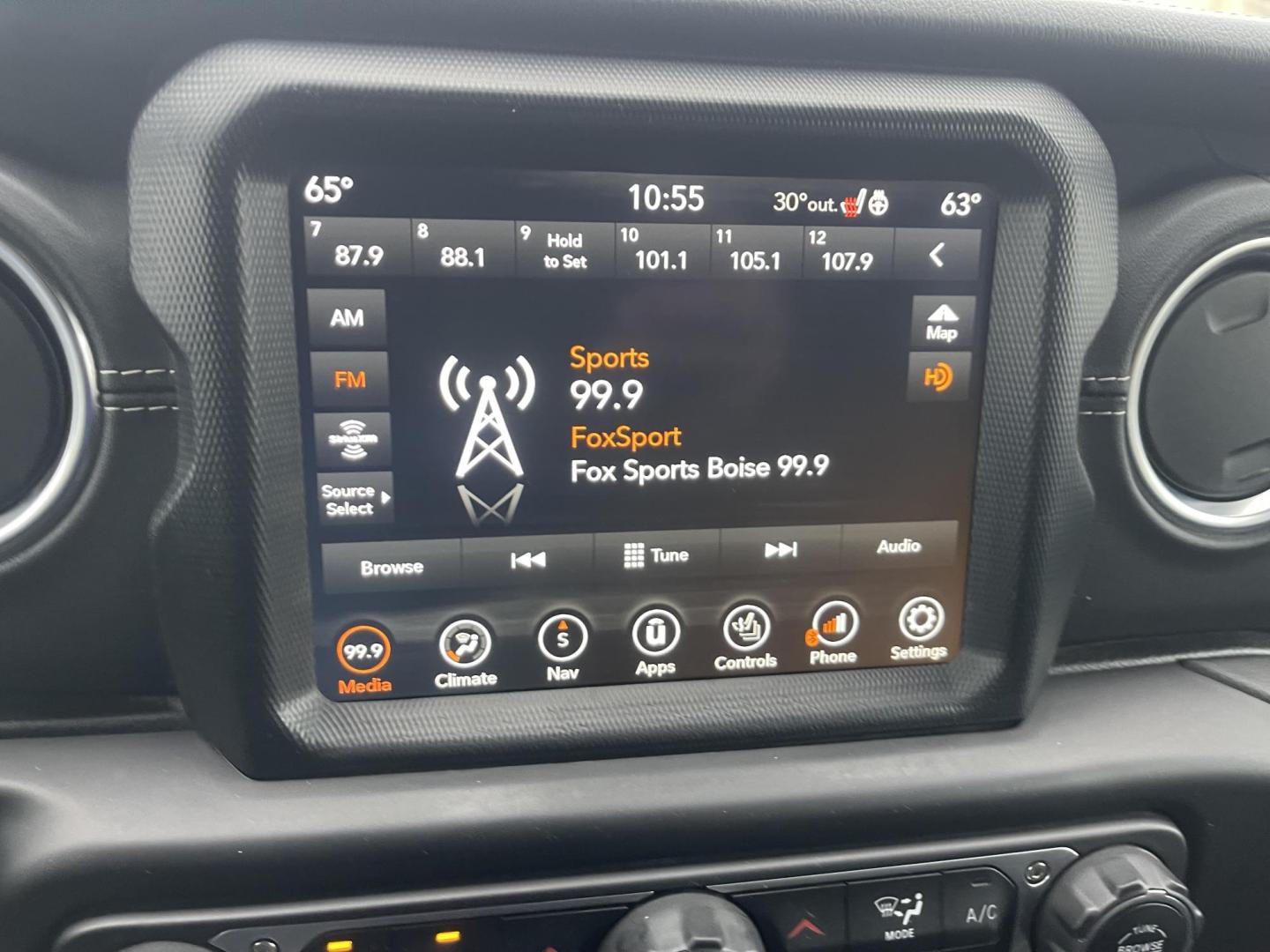 2022 Grey /Black Jeep Wrangler Unlimited Sahara 4XE (1C4JJXP62NW) with an 2.0L L4 DOHC 16V HYBRID engine, AT transmission, located at 813 E Fairview Ave, Meridian , ID, 83642, (208) 336-8230, 43.618851, -116.384010 - What a nice Jeep, Very clean, and highly optioned. If you want a nice Wrangler come take a look. This will give you great service for a long long time and when you plug this in and use the hybrid this vehicle gets you around with no gas, its the best of both worlds. This Wrangler has leather, exce - Photo#9