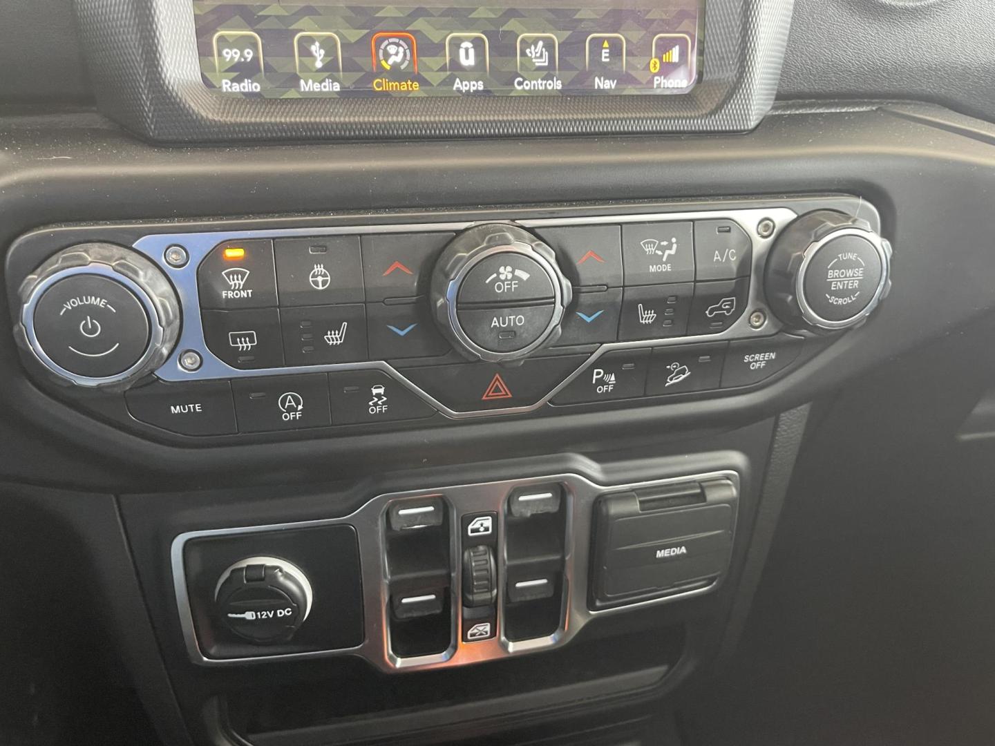 2019 Silver /Black Jeep Wrangler Unlimited Sahara (1C4HJXEN0KW) with an 2.0L L4 DOHC 16V TURBO engine, 6A transmission, located at 813 E Fairview Ave, Meridian , ID, 83642, (208) 336-8230, 43.618851, -116.384010 - 2019 Jeep Wrangler Sahara loaded with leather matching hard top, heated seats, heated steering wheel, NAV, Big 8.4 inch screen, Brand new tires. If you want a Jeep this is an excellent choice come by and take a test drive. - Photo#14