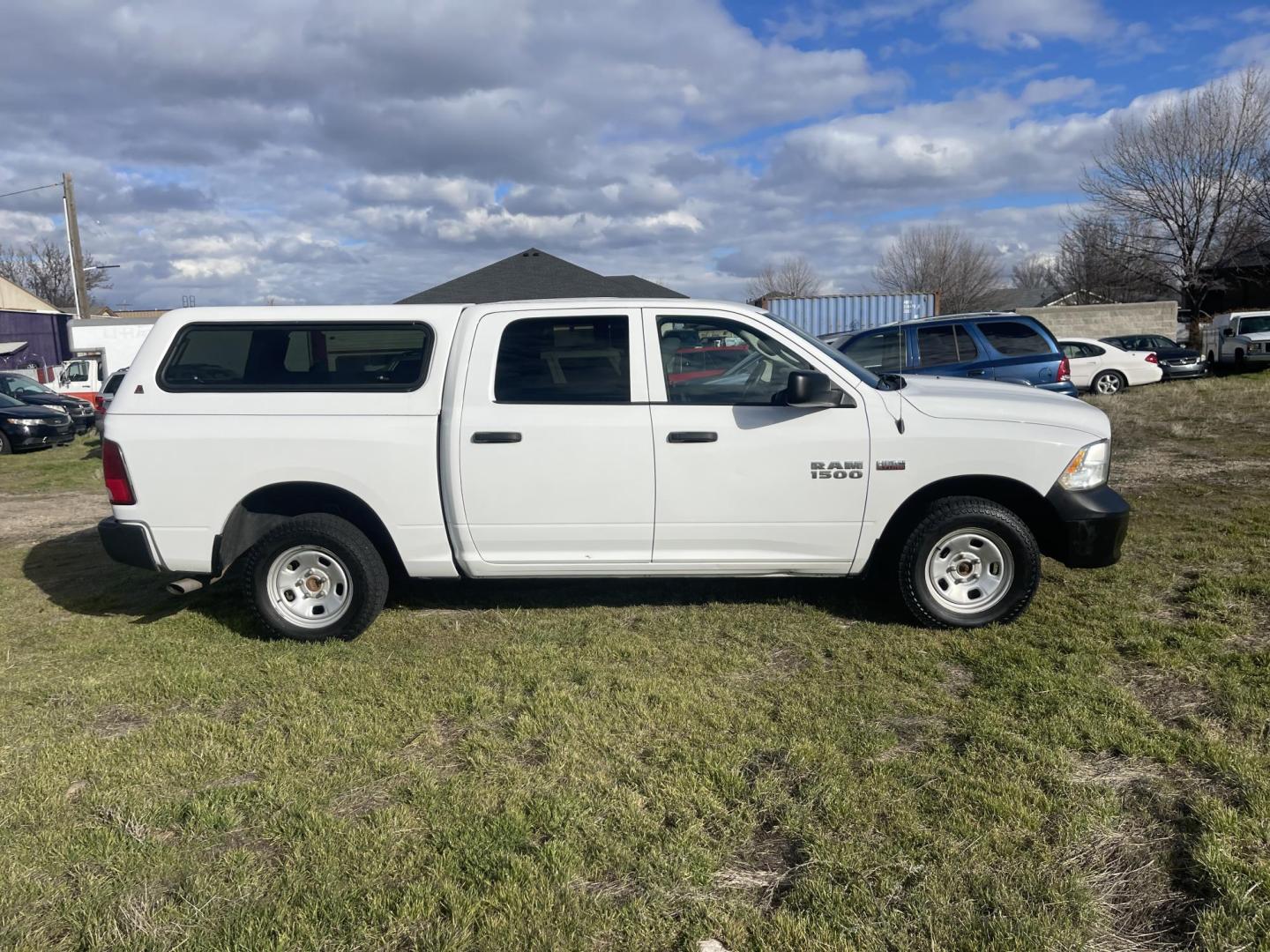 2015 White /Grey RAM 1500 Tradesman Crew Cab SWB 4WD (3C6RR7KT6FG) with an 5.7L V8 OHV 16V engine, 6-Speed Automatic transmission, located at 813 E Fairview Ave, Meridian , ID, 83642, (208) 336-8230, 43.618851, -116.384010 - 2015 Ram 1500 Crew cab 4x4 with a Hemi. Runs and drives very well, it is clean and ready for a test drive. - Photo#3