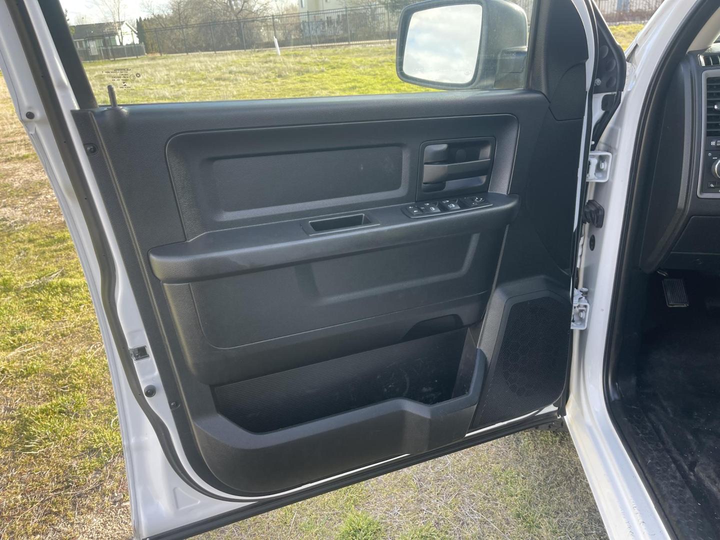 2015 White /Grey RAM 1500 Tradesman Crew Cab SWB 4WD (3C6RR7KT6FG) with an 5.7L V8 OHV 16V engine, 6-Speed Automatic transmission, located at 813 E Fairview Ave, Meridian , ID, 83642, (208) 336-8230, 43.618851, -116.384010 - 2015 Ram 1500 Crew cab 4x4 with a Hemi. Runs and drives very well, it is clean and ready for a test drive. - Photo#5