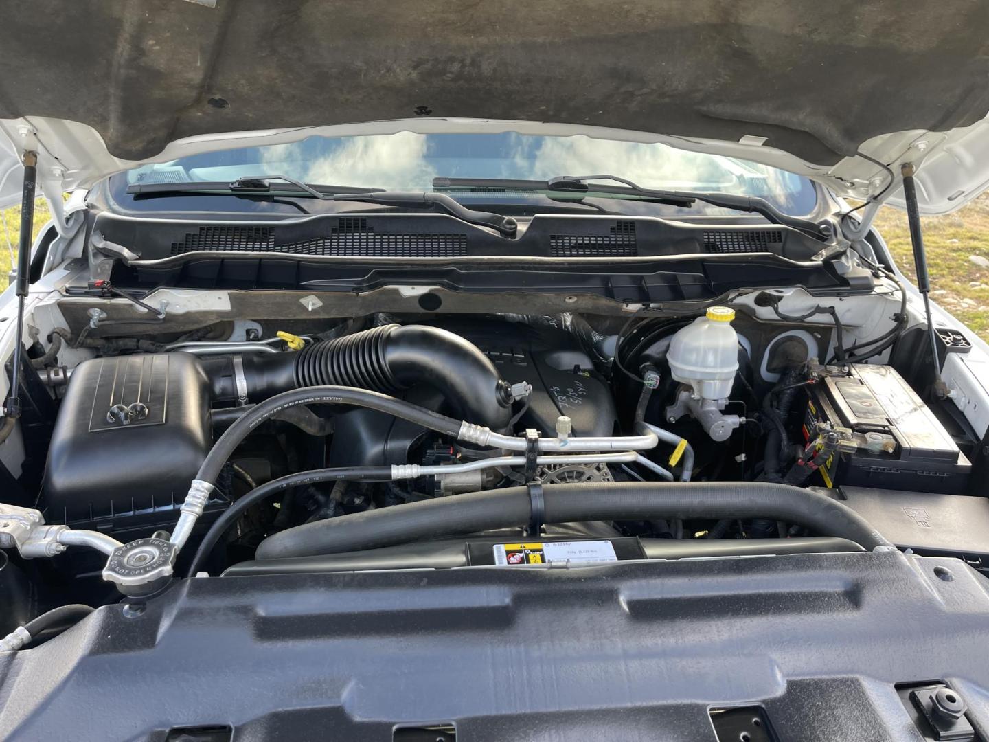 2015 White /Grey RAM 1500 Tradesman Crew Cab SWB 4WD (3C6RR7KT6FG) with an 5.7L V8 OHV 16V engine, 6-Speed Automatic transmission, located at 813 E Fairview Ave, Meridian , ID, 83642, (208) 336-8230, 43.618851, -116.384010 - 2015 Ram 1500 Crew cab 4x4 with a Hemi. Runs and drives very well, it is clean and ready for a test drive. - Photo#16