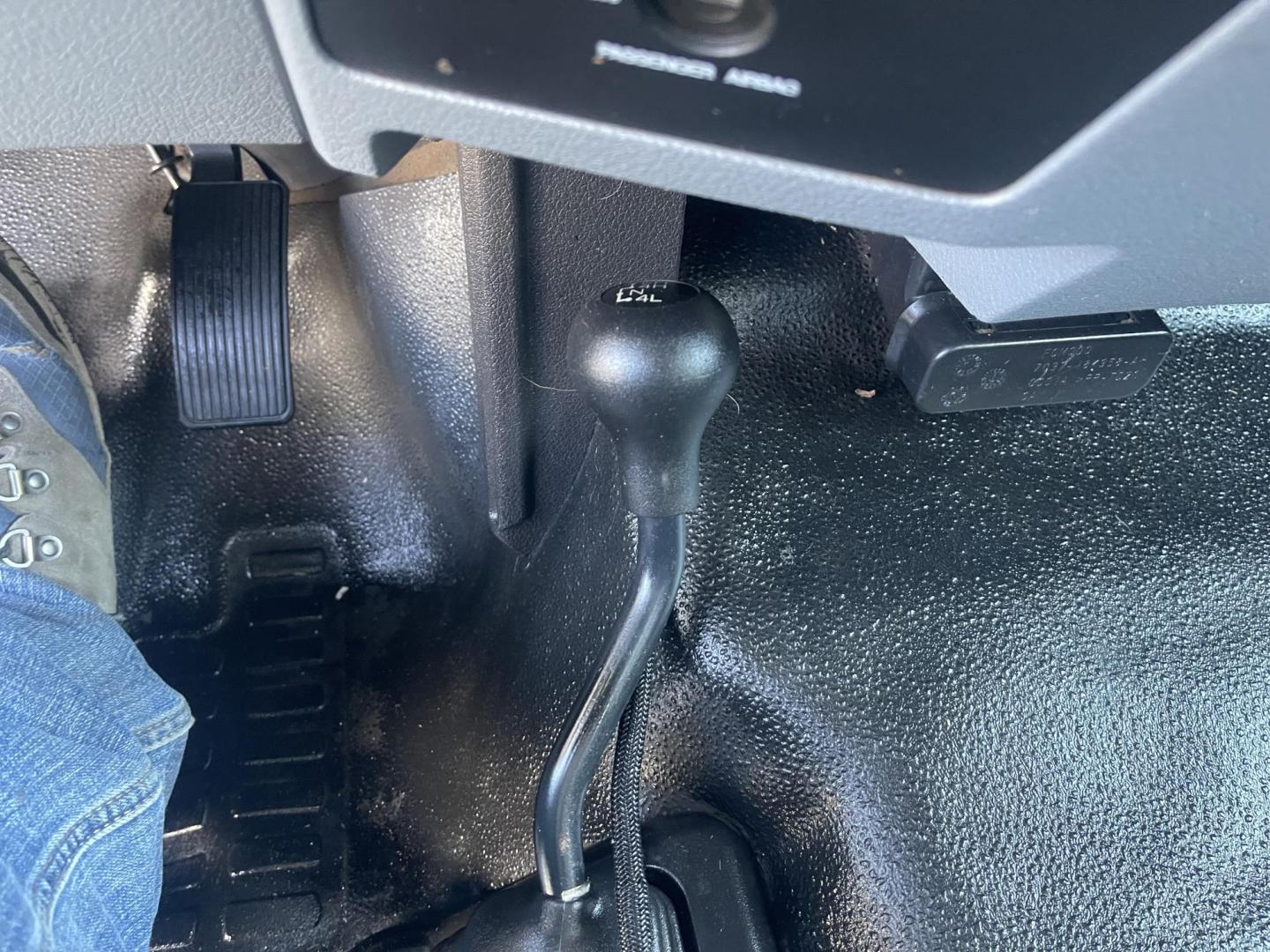 2012 White / Grey Ford F-450 SD Regular Cab DRW 4WD (1FDTF4HY7CE) with an 6.8L V10 SOHC 30V engine, AT transmission, located at 813 E Fairview Ave, Meridian , ID, 83642, (208) 336-8230, 43.618851, -116.384010 - 2012 Ford F450 Regular Cab, Flatbed, Dually, 4x4, with A/C, Tilt, and Cruise. Runs and drives excellent. If you need this configuration this is a great truck. - Photo#12