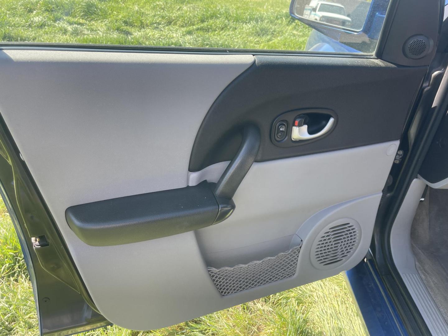 2005 Blue / Grey Saturn Vue FWD V6 (5GZCZ53475S) with an 3.5L V6 SOHC 24V engine, 5-Speed Automatic Overdrive transmission, located at 813 E Fairview Ave, Meridian , ID, 83642, (208) 336-8230, 43.618851, -116.384010 - 2005 Saturn Vue, runs and drives excellent. It has leather and the A/C works great, and has excelelnt tires. If you need a good get around car come take a look at this one. Super cheap little car. Fantastic car for the money. - Photo#5