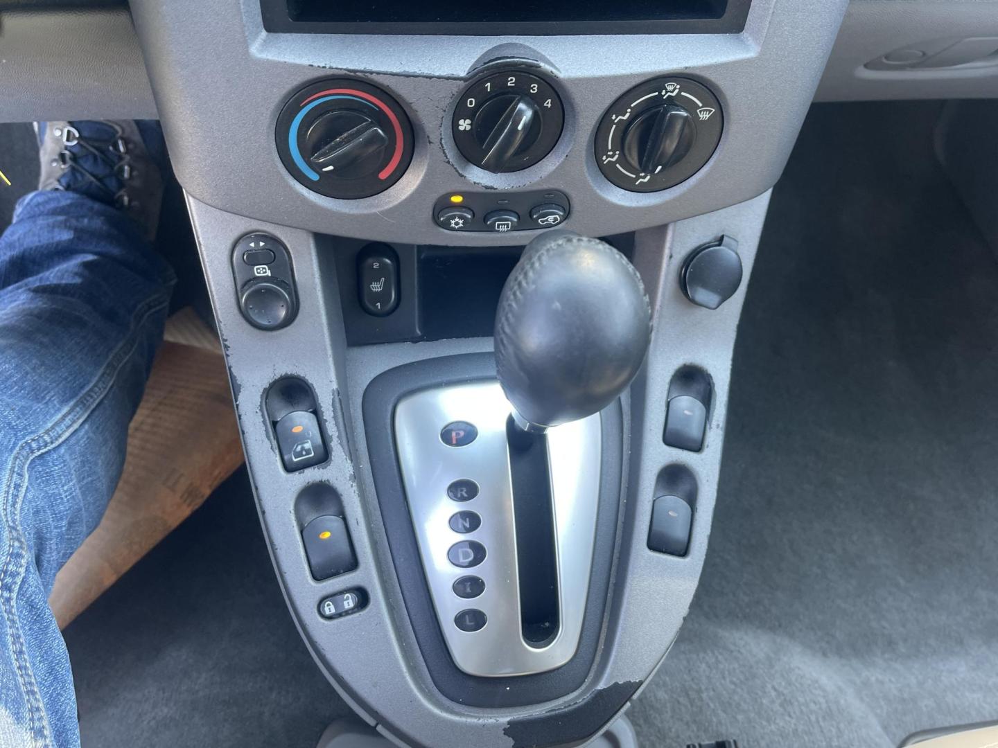 2005 Blue / Grey Saturn Vue FWD V6 (5GZCZ53475S) with an 3.5L V6 SOHC 24V engine, 5-Speed Automatic Overdrive transmission, located at 813 E Fairview Ave, Meridian , ID, 83642, (208) 336-8230, 43.618851, -116.384010 - 2005 Saturn Vue, runs and drives excellent. It has leather and the A/C works great, and has excelelnt tires. If you need a good get around car come take a look at this one. Super cheap little car. Fantastic car for the money. - Photo#12