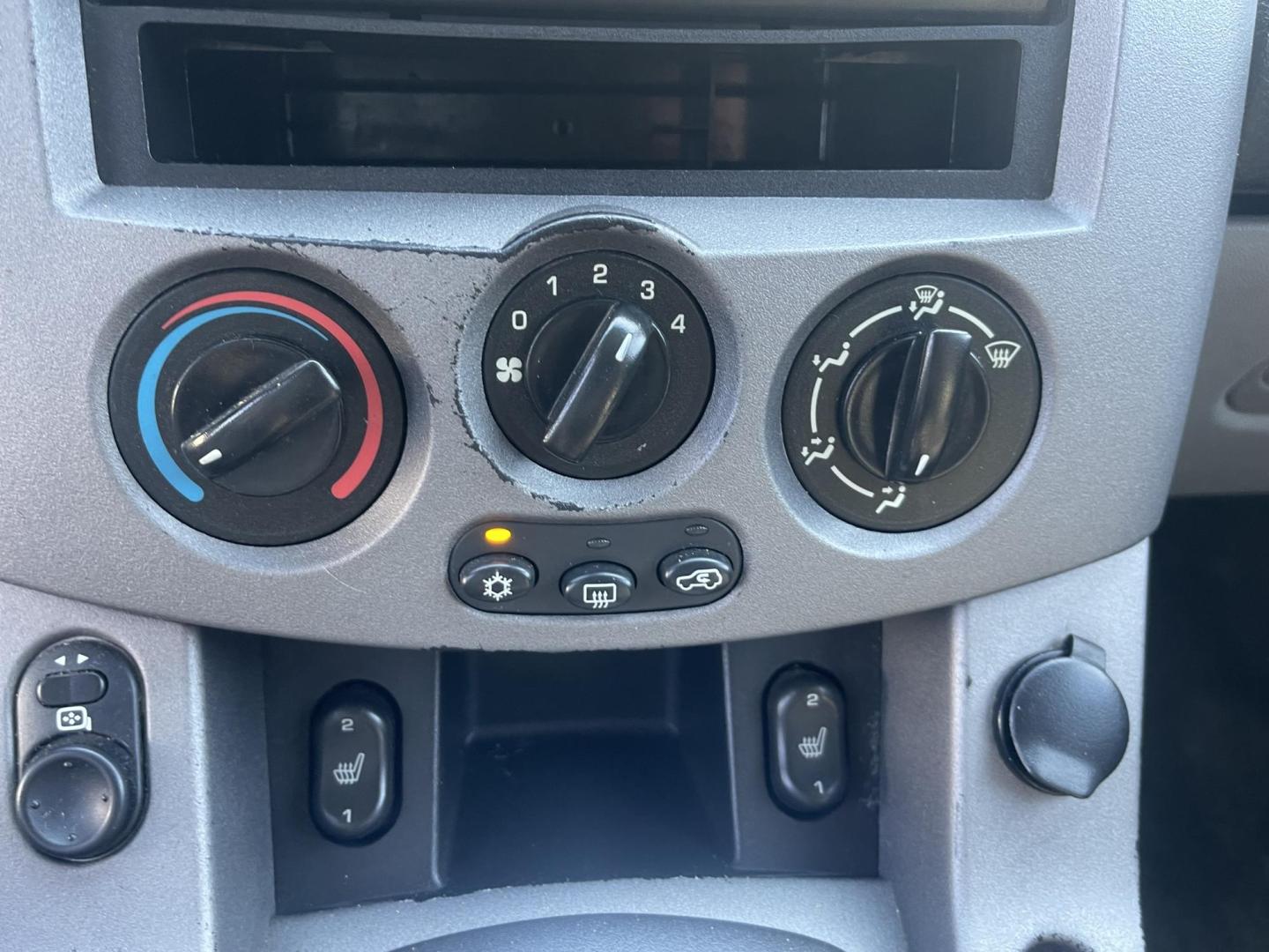 2005 Blue / Grey Saturn Vue FWD V6 (5GZCZ53475S) with an 3.5L V6 SOHC 24V engine, 5-Speed Automatic Overdrive transmission, located at 813 E Fairview Ave, Meridian , ID, 83642, (208) 336-8230, 43.618851, -116.384010 - 2005 Saturn Vue, runs and drives excellent. It has leather and the A/C works great, and has excelelnt tires. If you need a good get around car come take a look at this one. Super cheap little car. Fantastic car for the money. - Photo#11